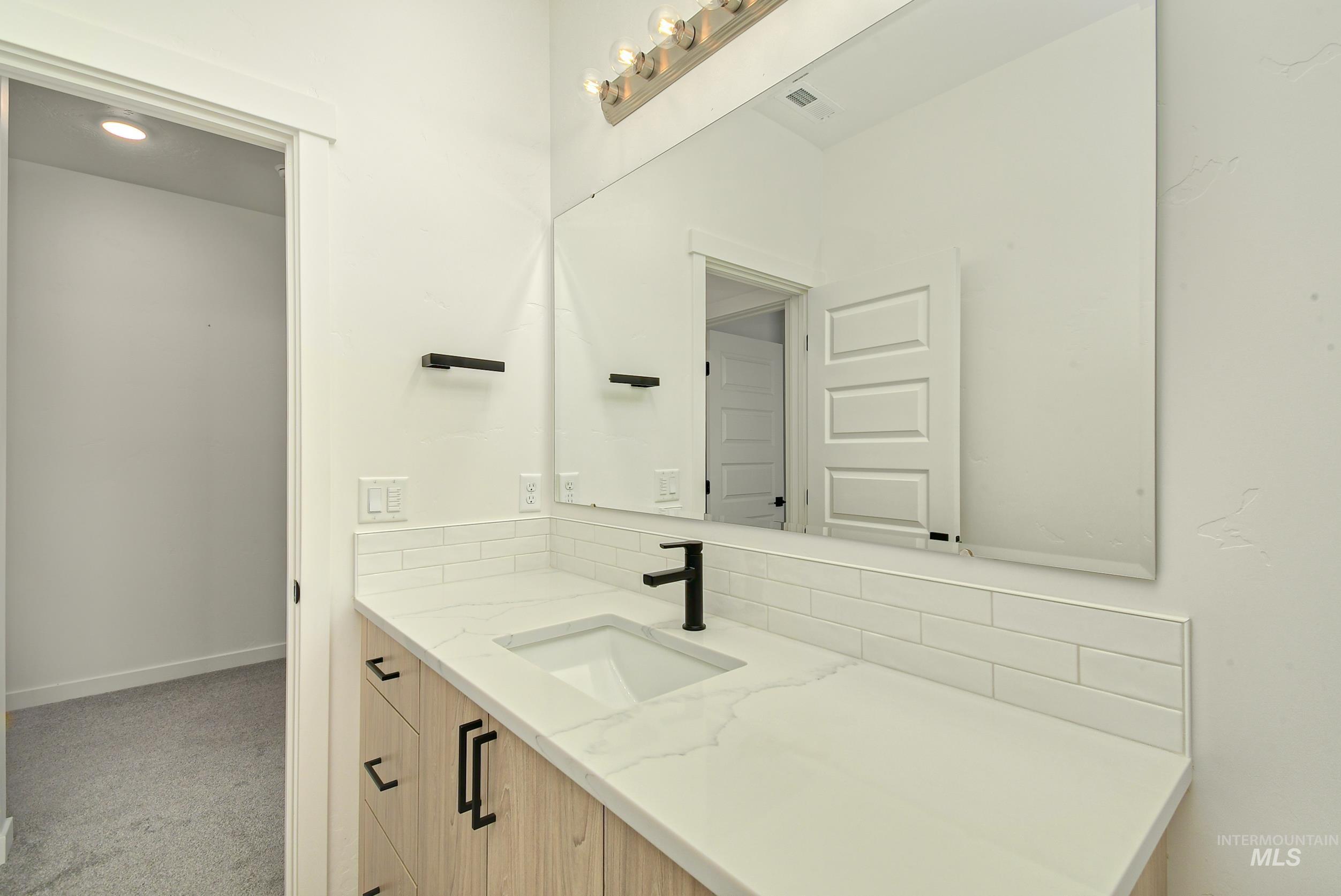7784 E Monmouth Way Property Photo 8