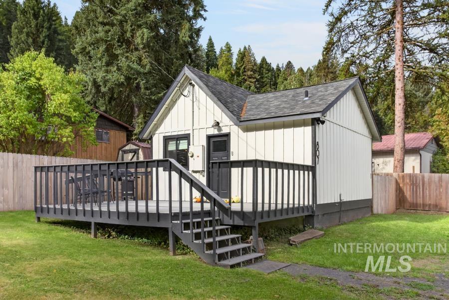 807 S Front Street Property Photo 3