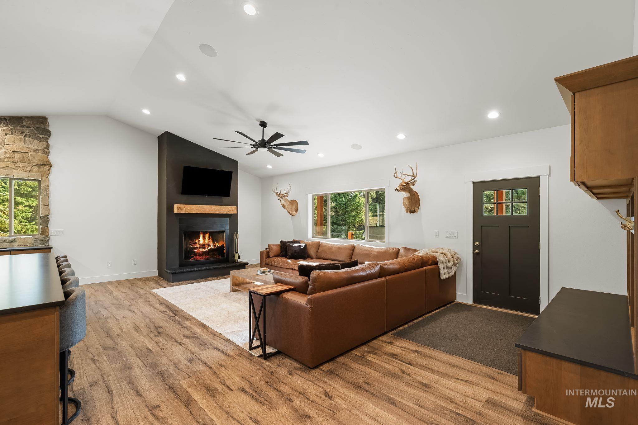 43938 Yellow Pine Avenue Property Photo 8