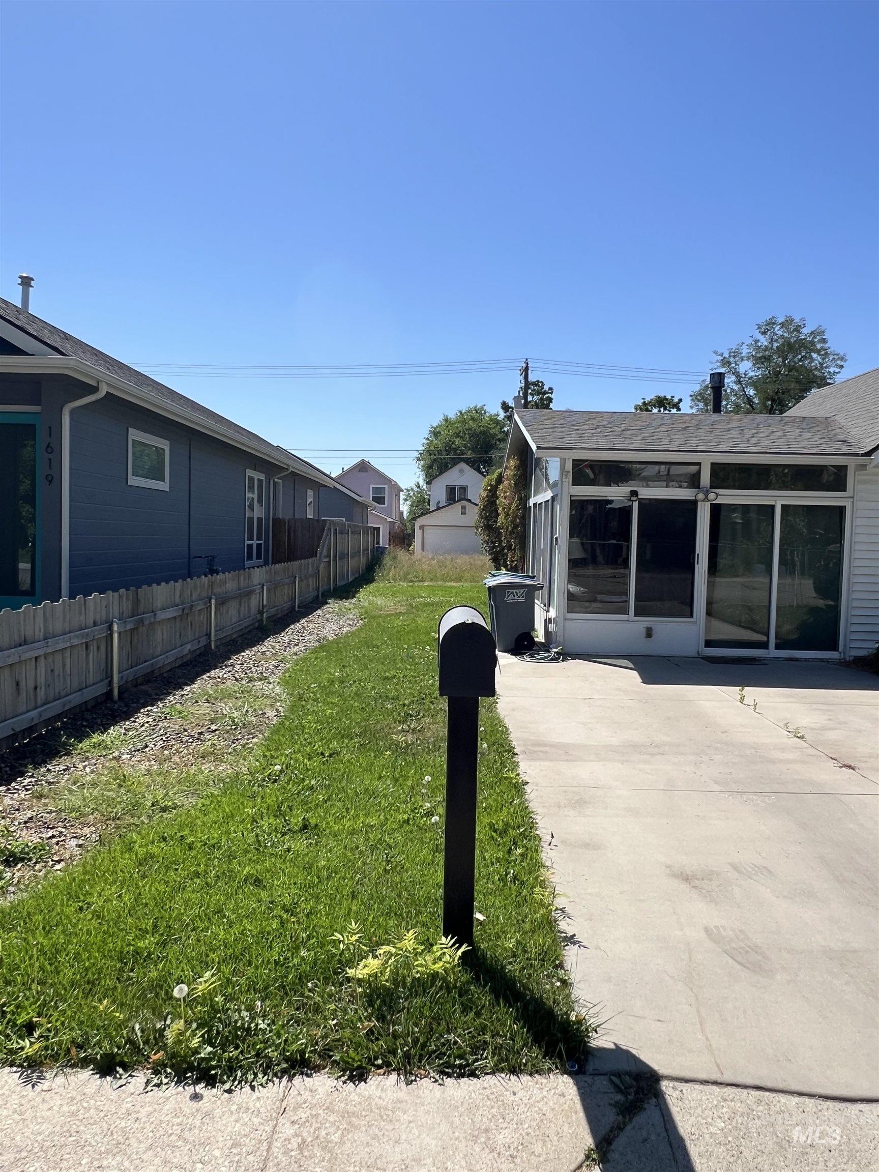 1617 S Helen Street Property Photo 2
