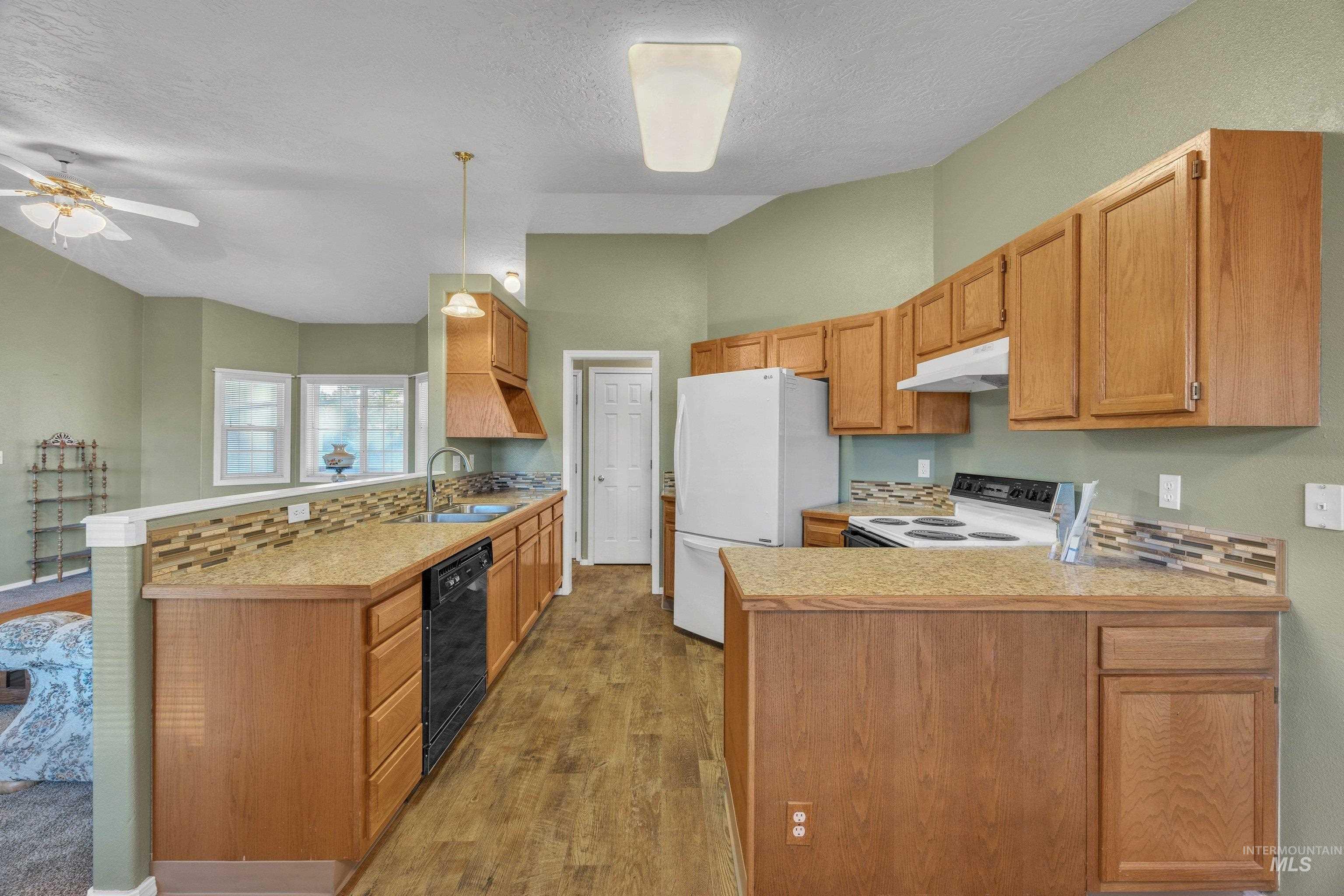 988 N Scrivner Way Property Photo 7