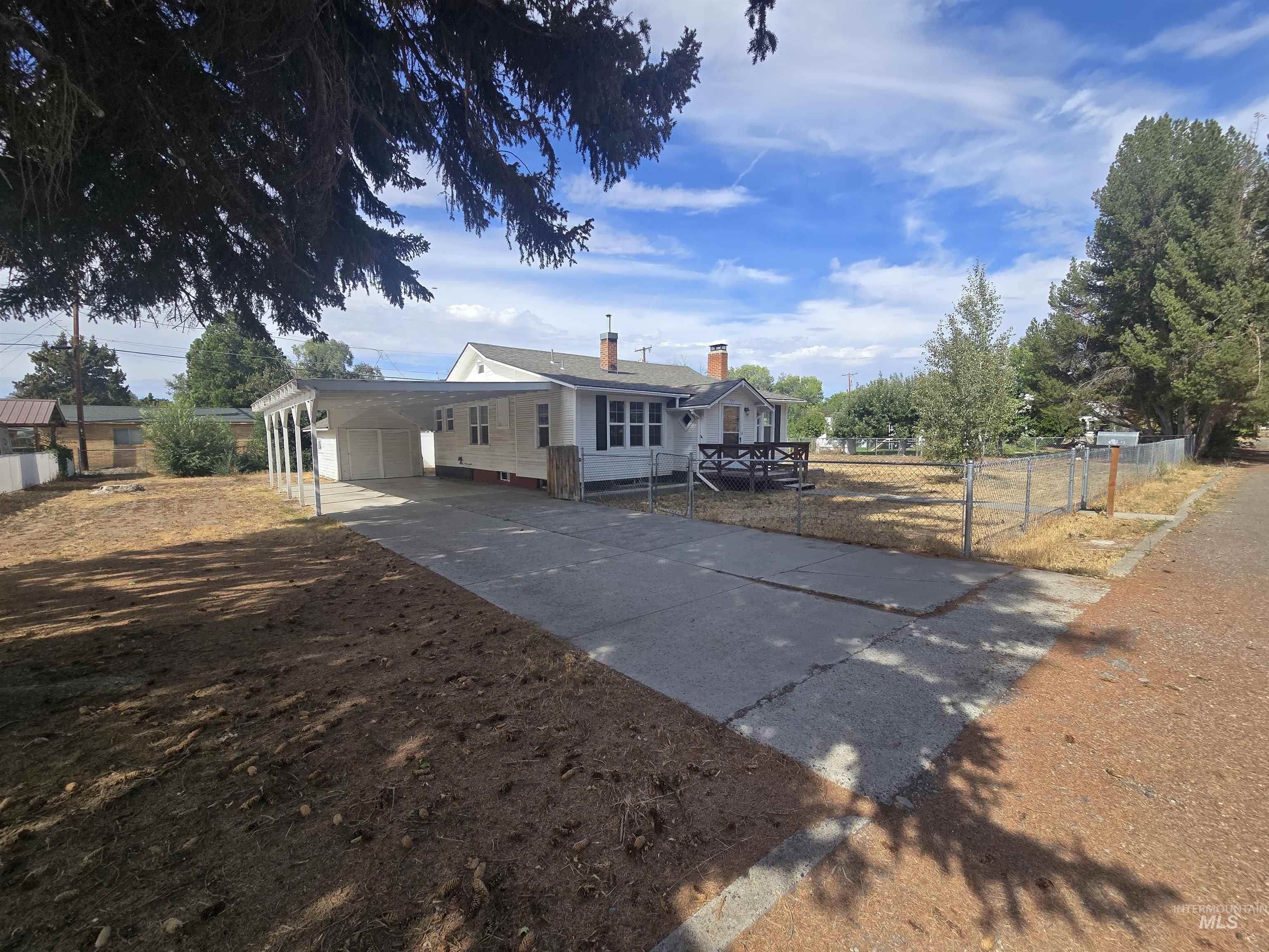 725 Oregon St. Property Photo 2