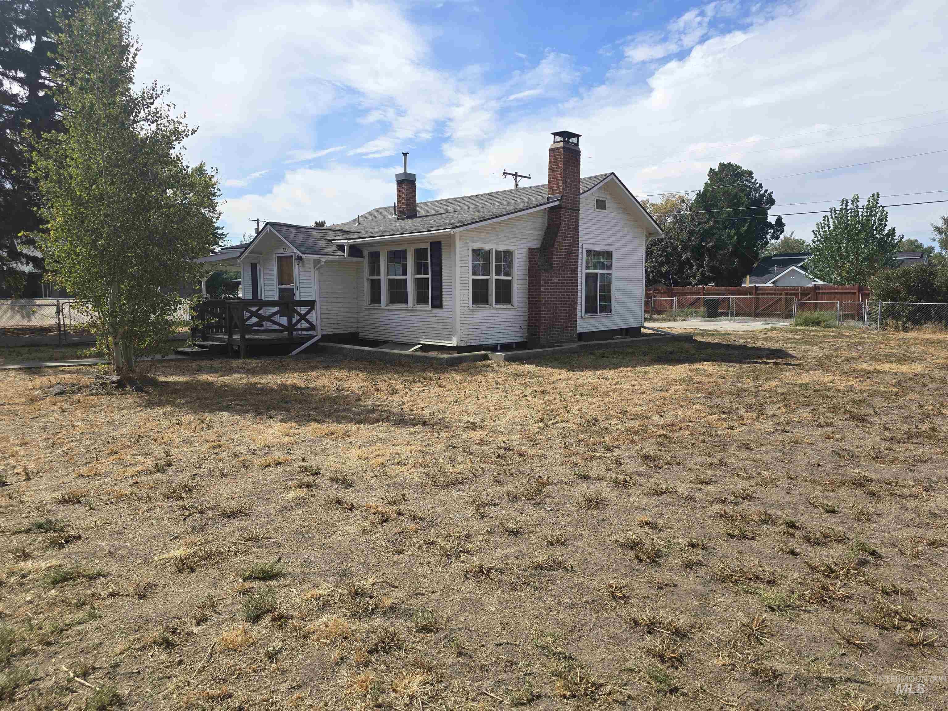 725 Oregon St. Property Photo 4