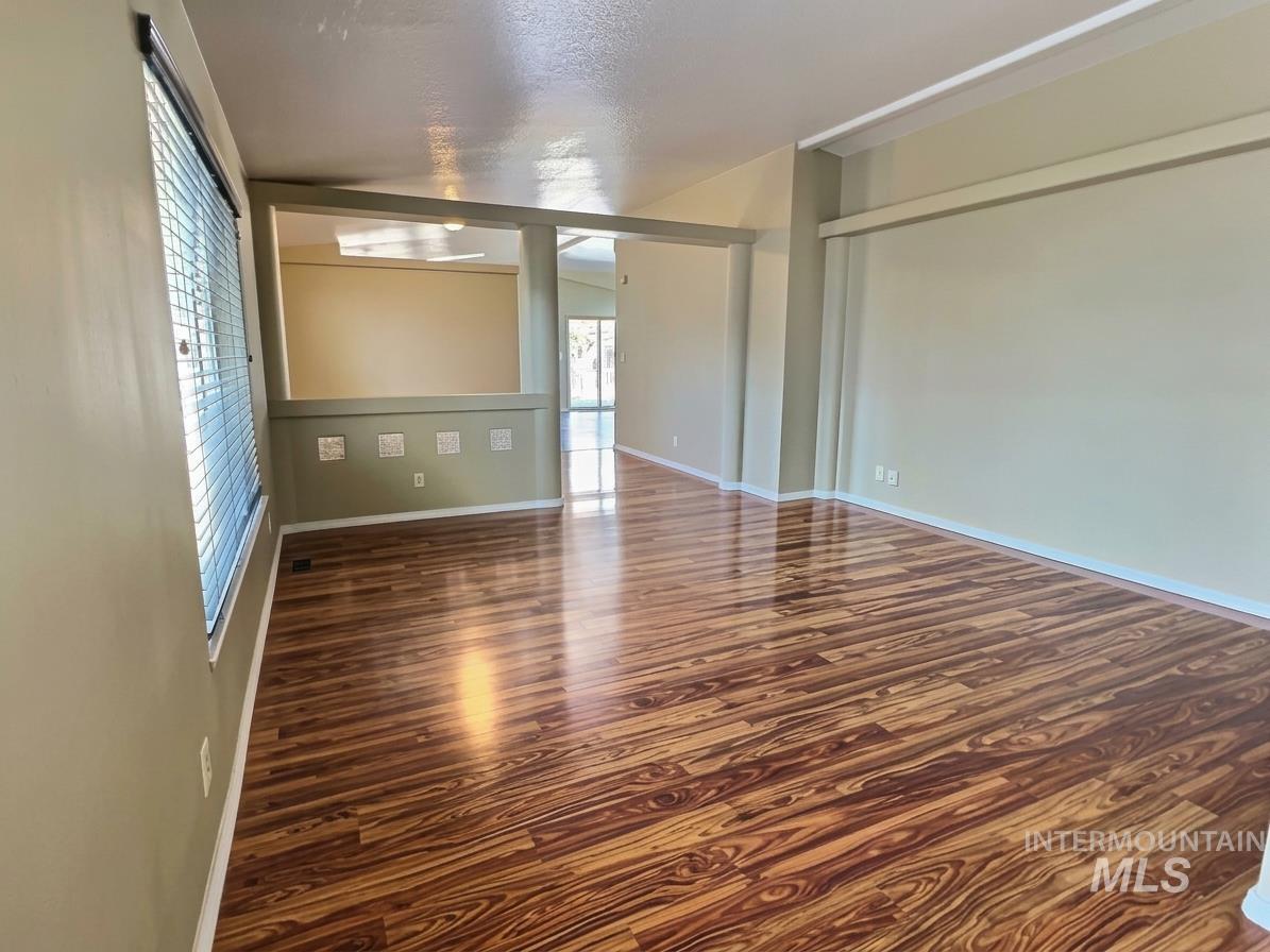 3915 Bennington Street Property Photo 5