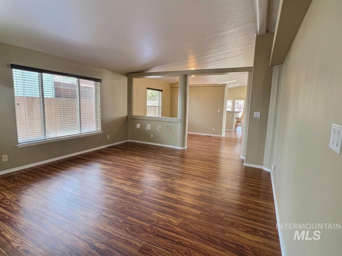 3915 Bennington Street Property Photo 6