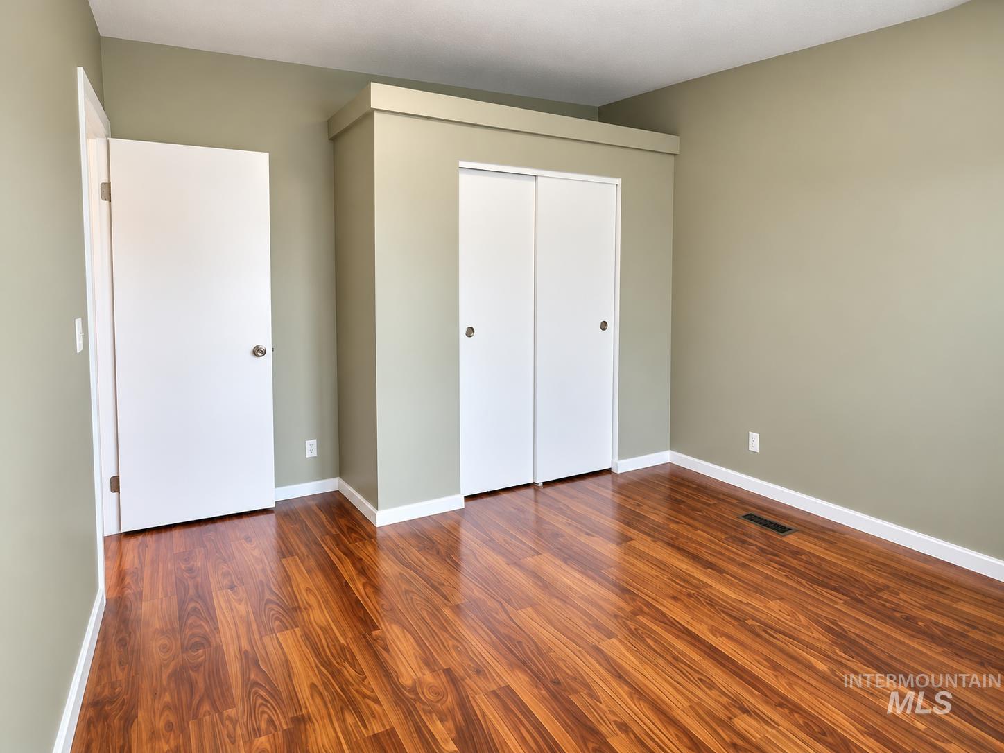 3915 Bennington Street Property Photo 8