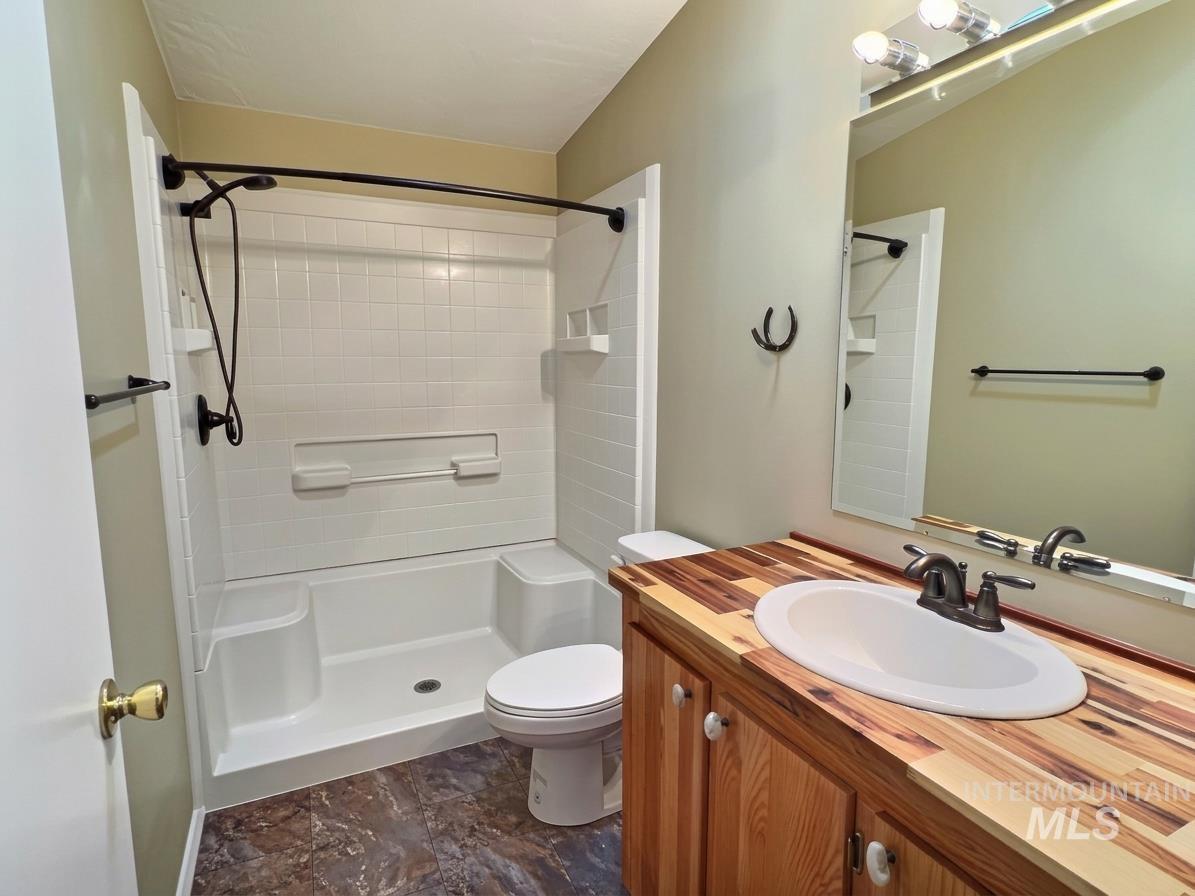 3915 Bennington Street Property Photo 9