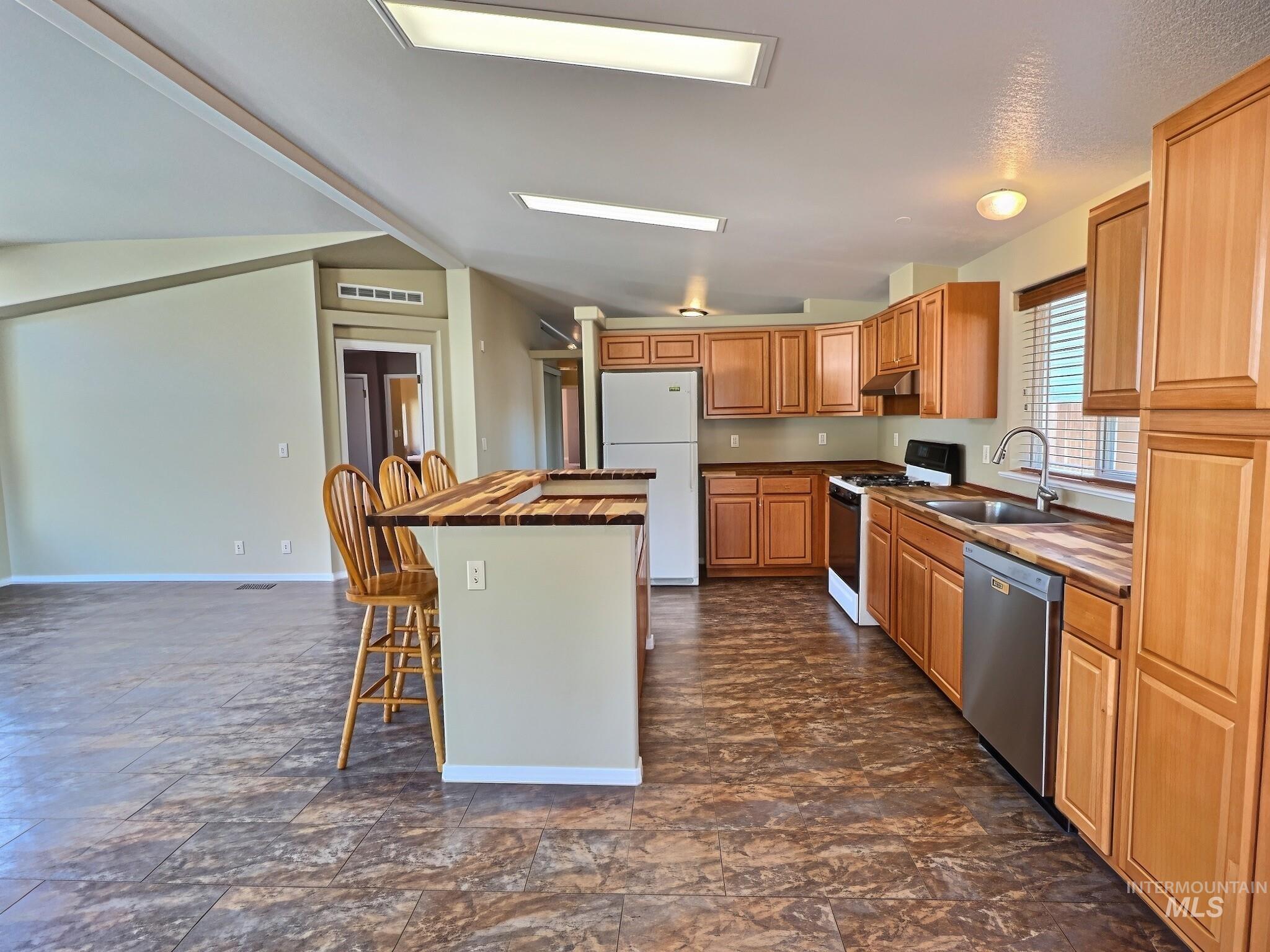 3915 Bennington Street Property Photo 19