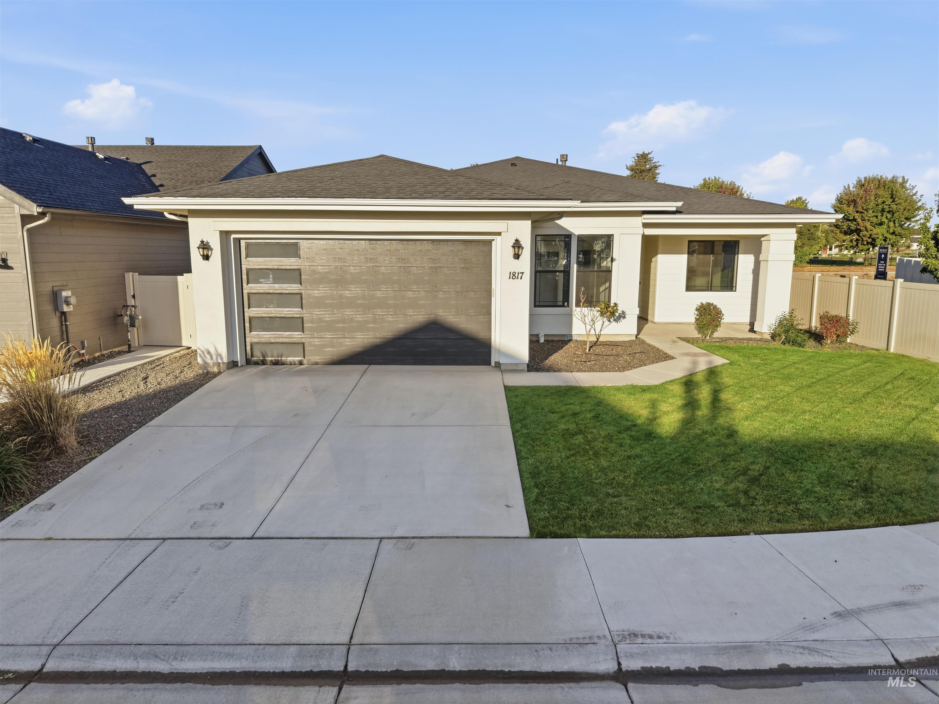 1817 N Burnam Ave Property Photo 1