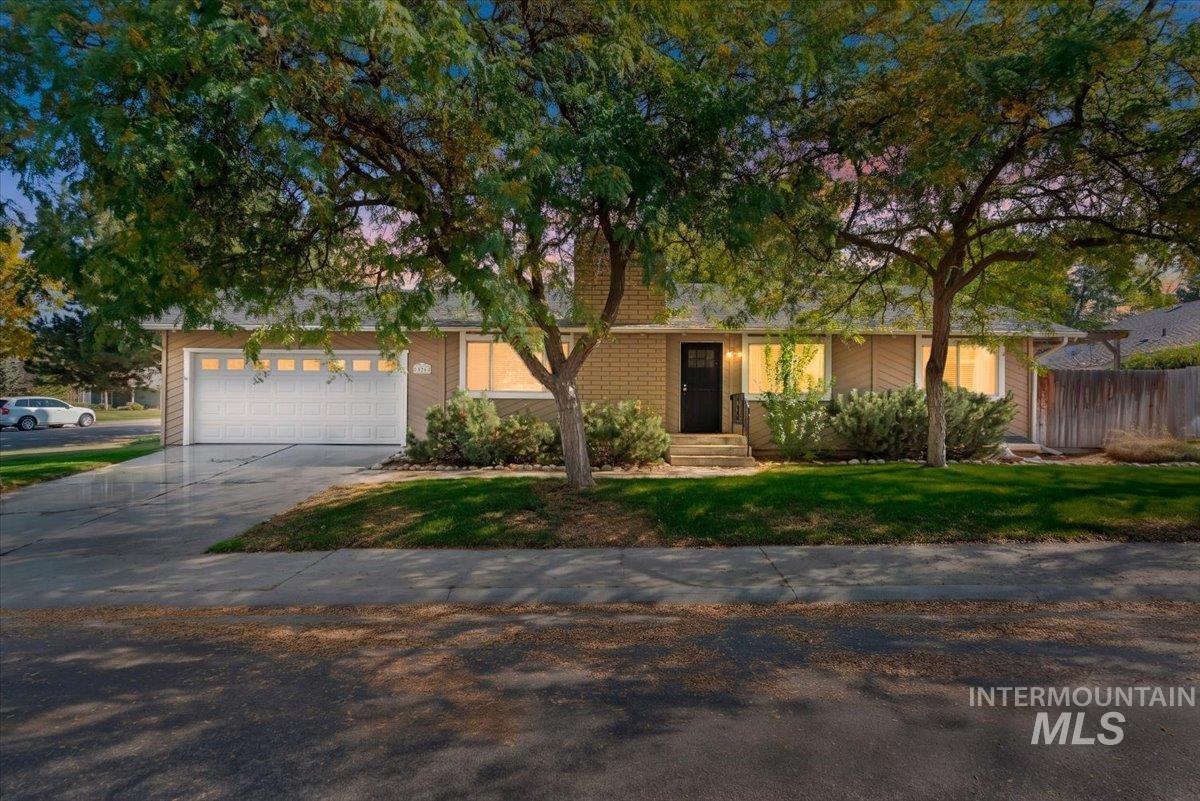 826 N Beachwood St Property Photo 1