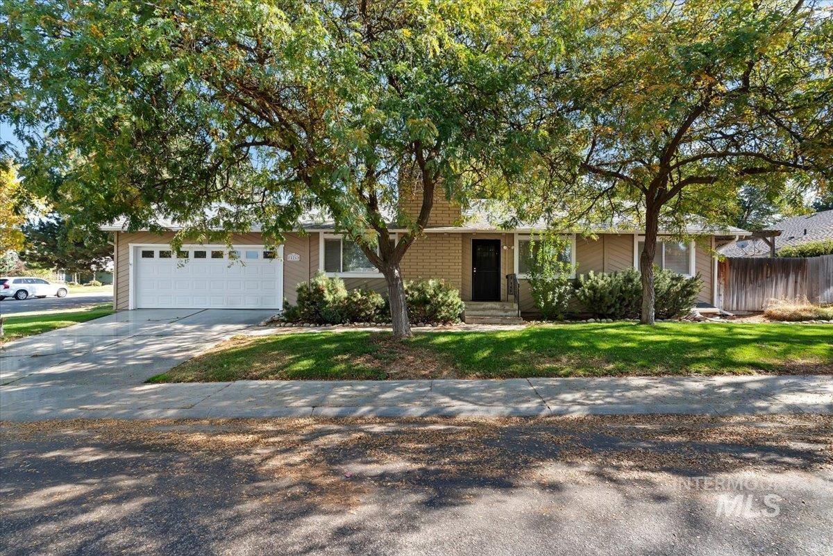 826 N Beachwood St Property Photo 2