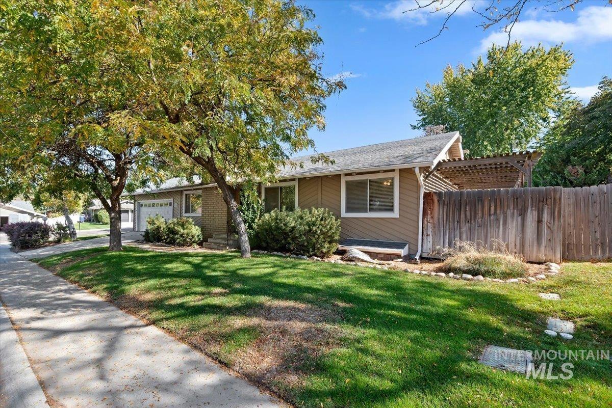 826 N Beachwood St Property Photo 3