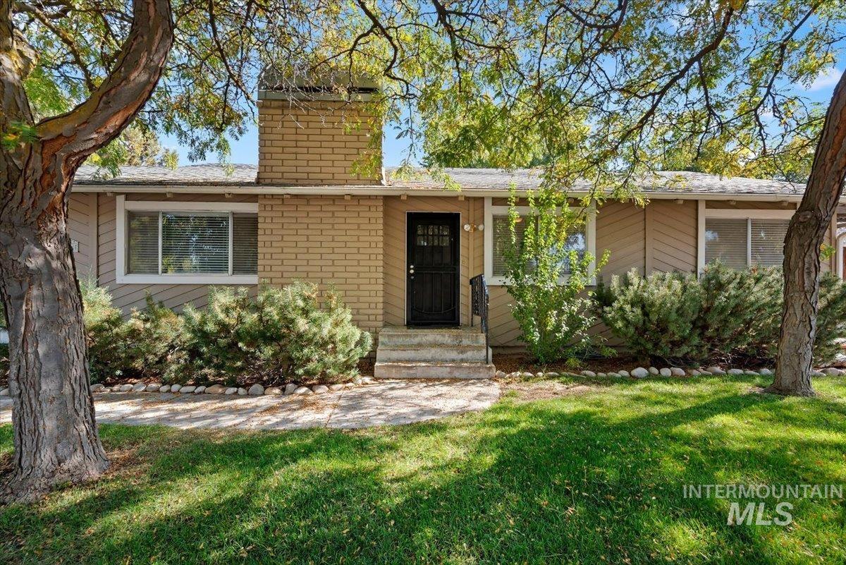 826 N Beachwood St Property Photo 4