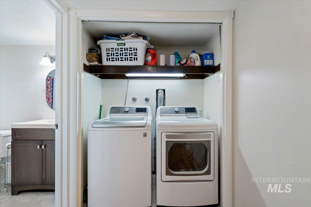 826 N Beachwood St Property Photo 23