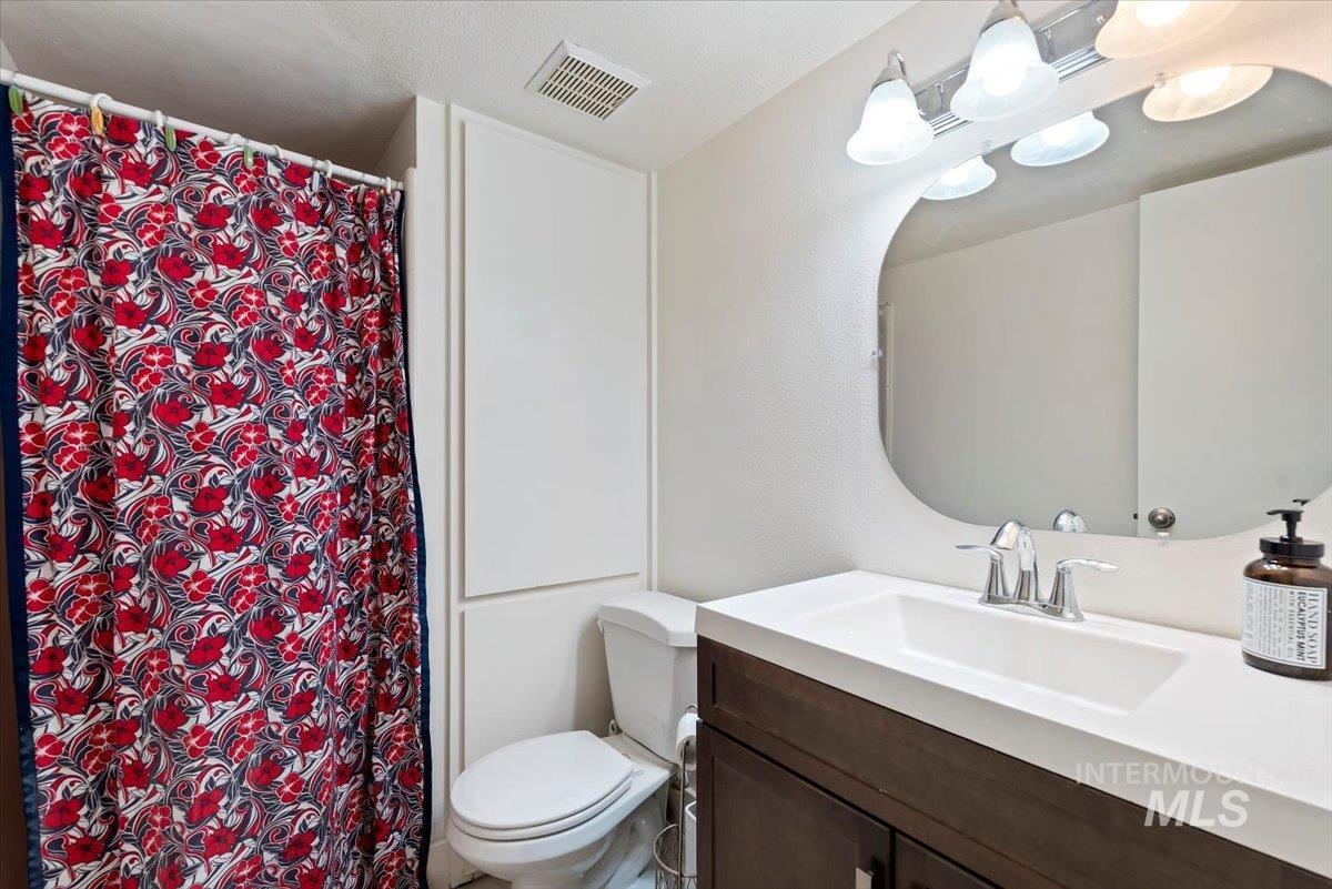 826 N Beachwood St Property Photo 24