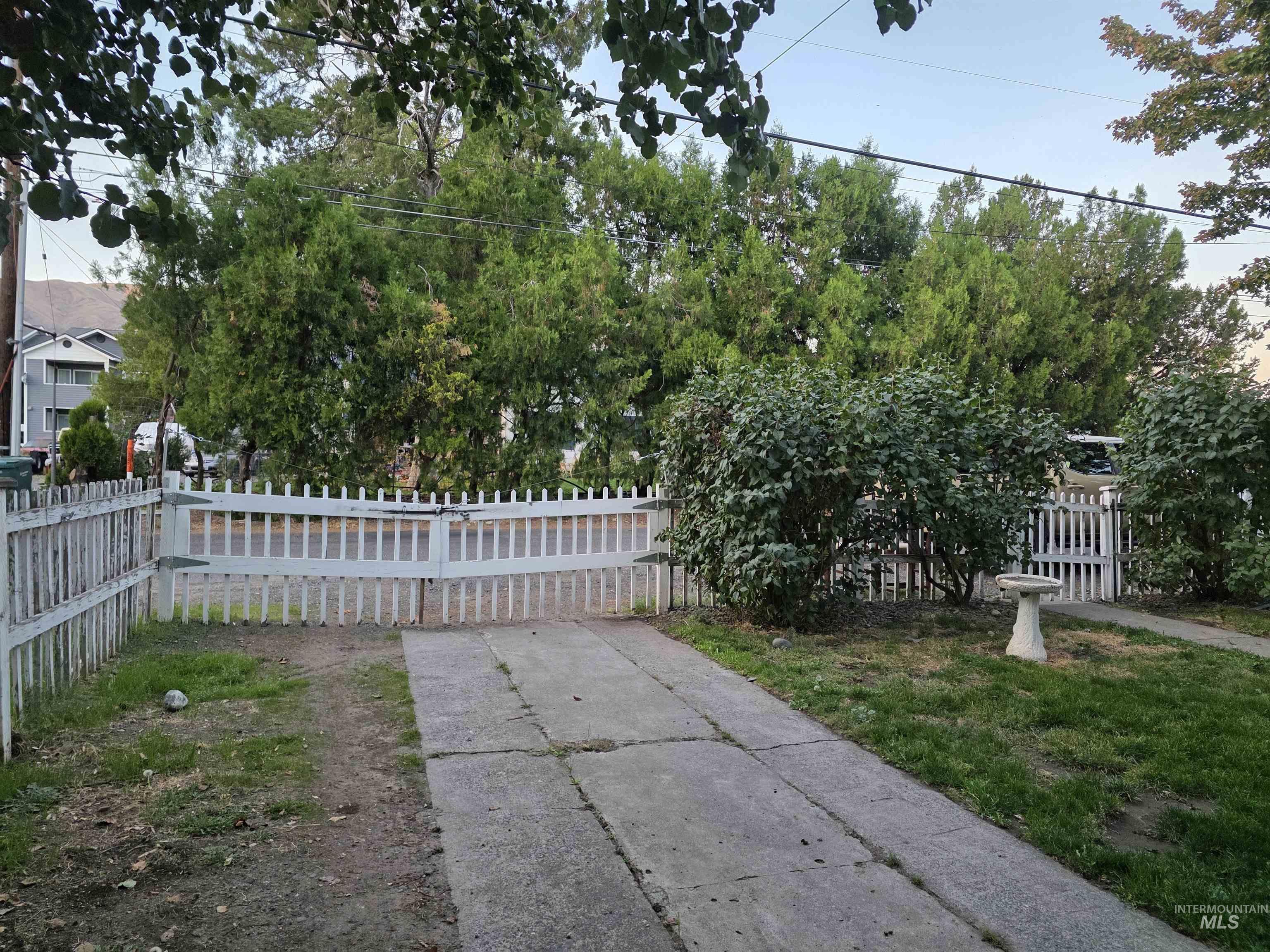 1375 Poplar Property Photo 3