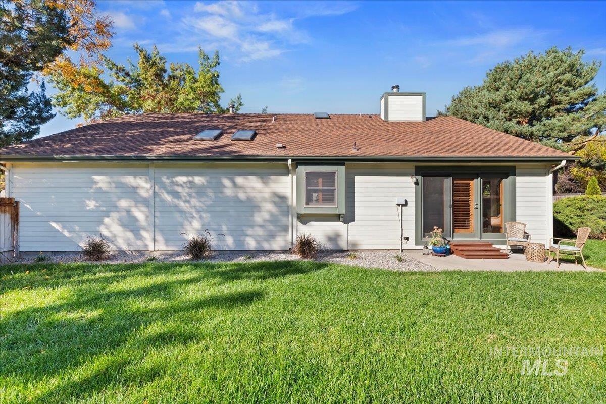 1260 E Woodvine Property Photo 8