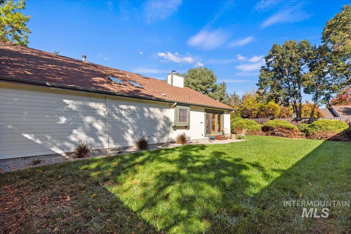 1260 E Woodvine Property Photo 9