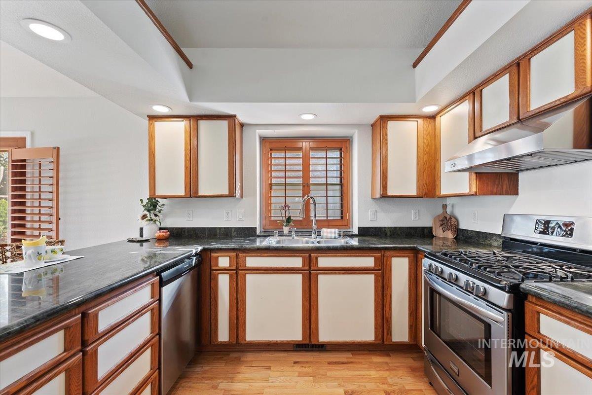 1260 E Woodvine Property Photo 27