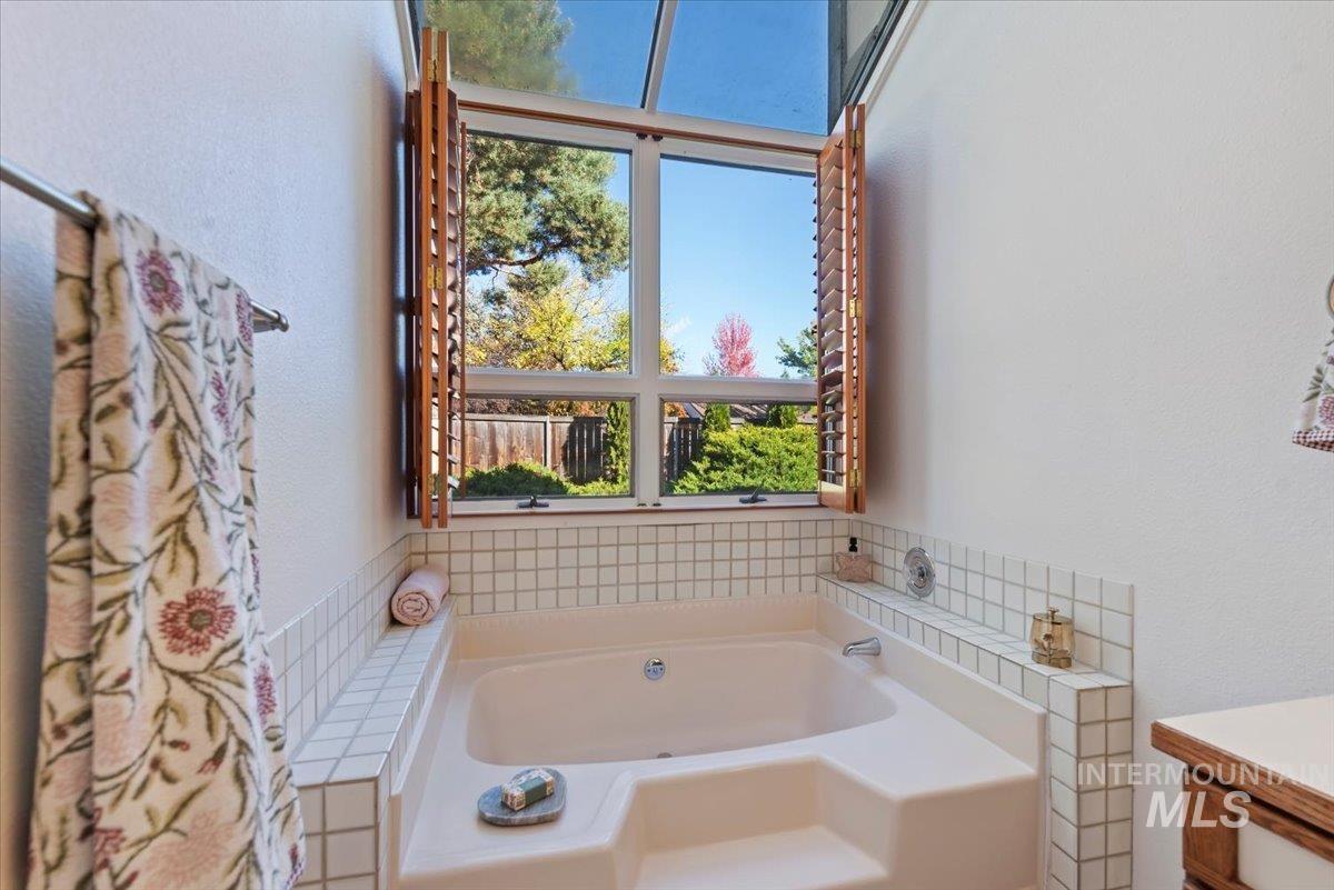 1260 E Woodvine Property Photo 38
