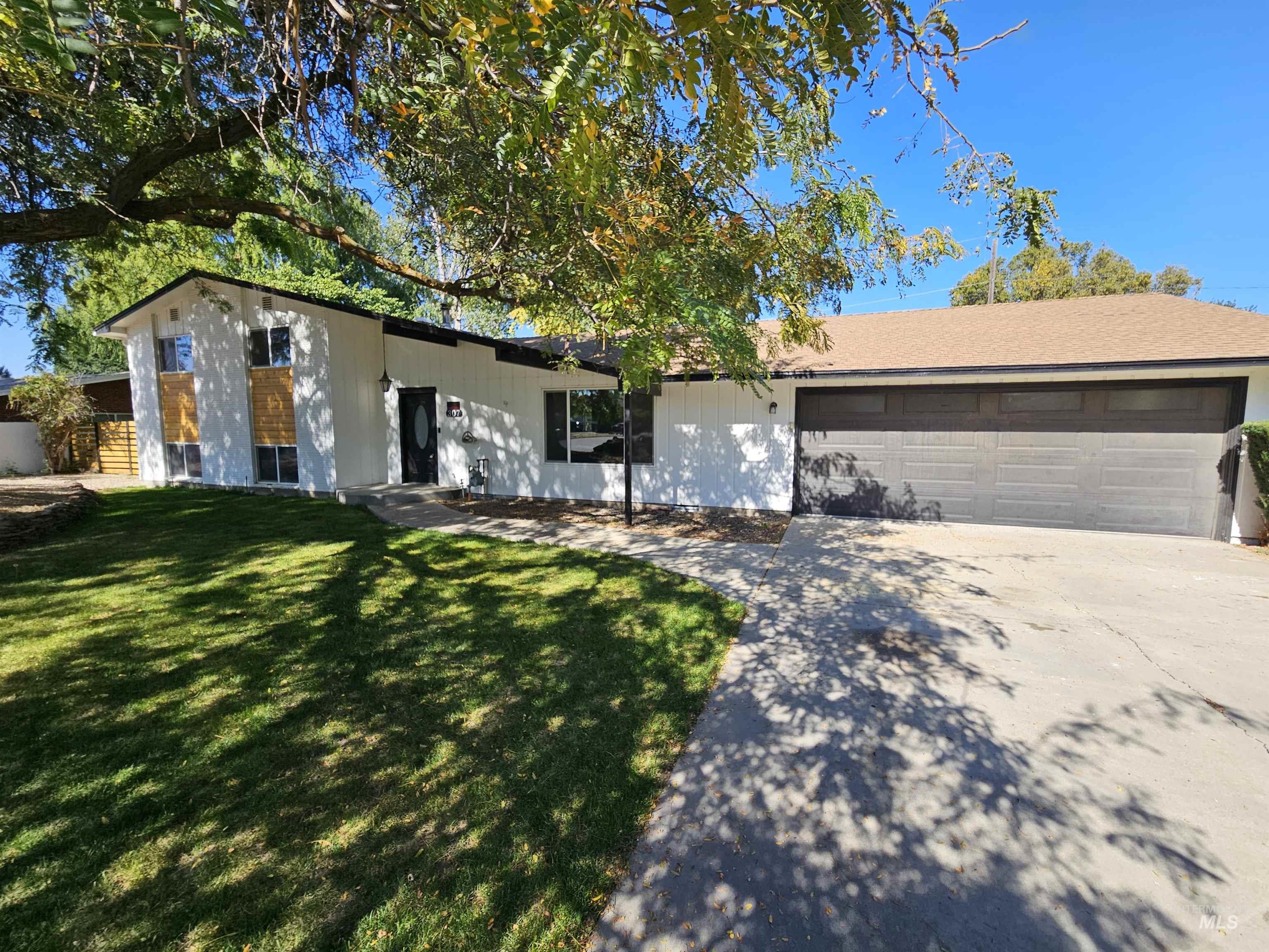 307 Windsor Dr Property Photo 1
