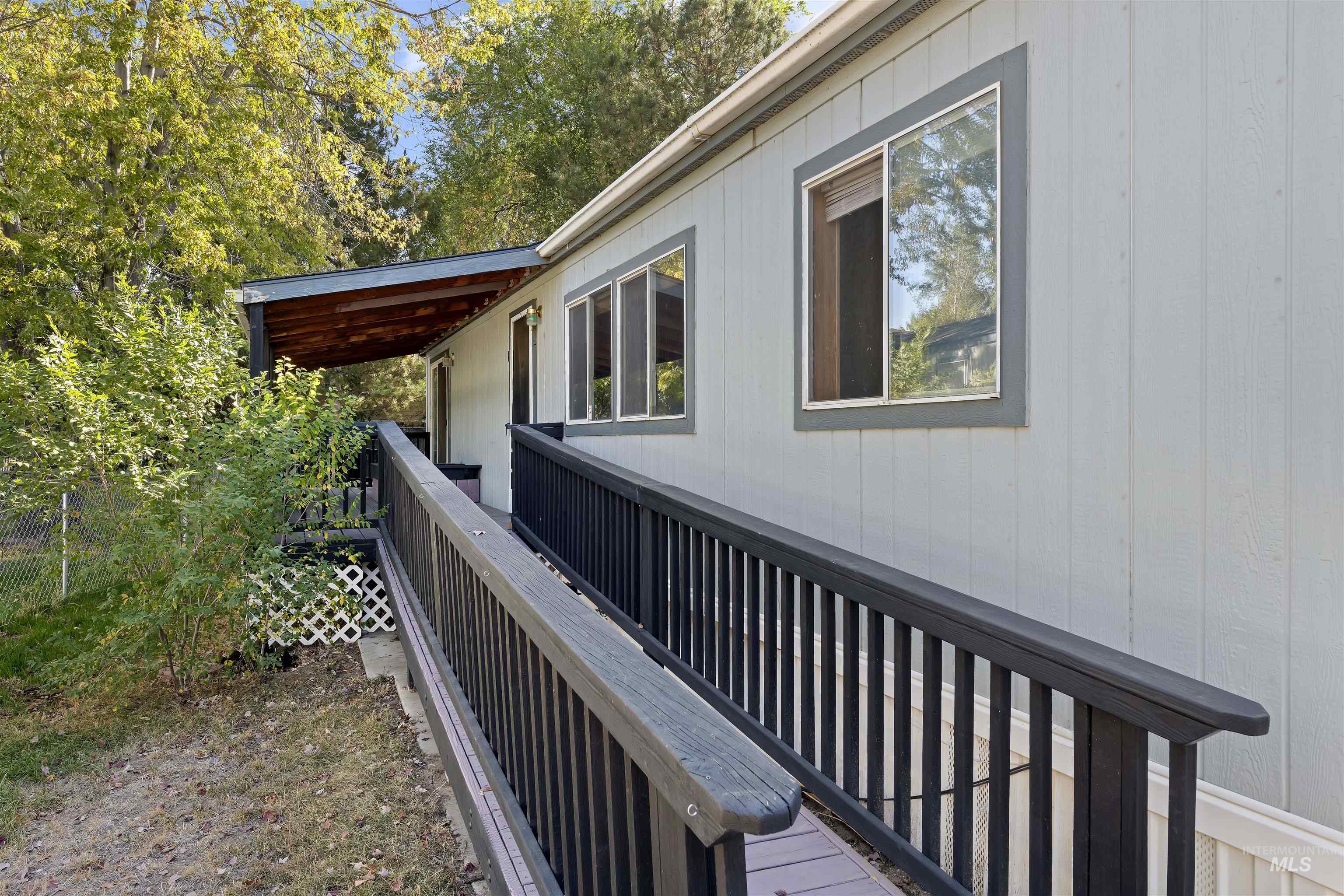 11233 Irving St Property Photo 4