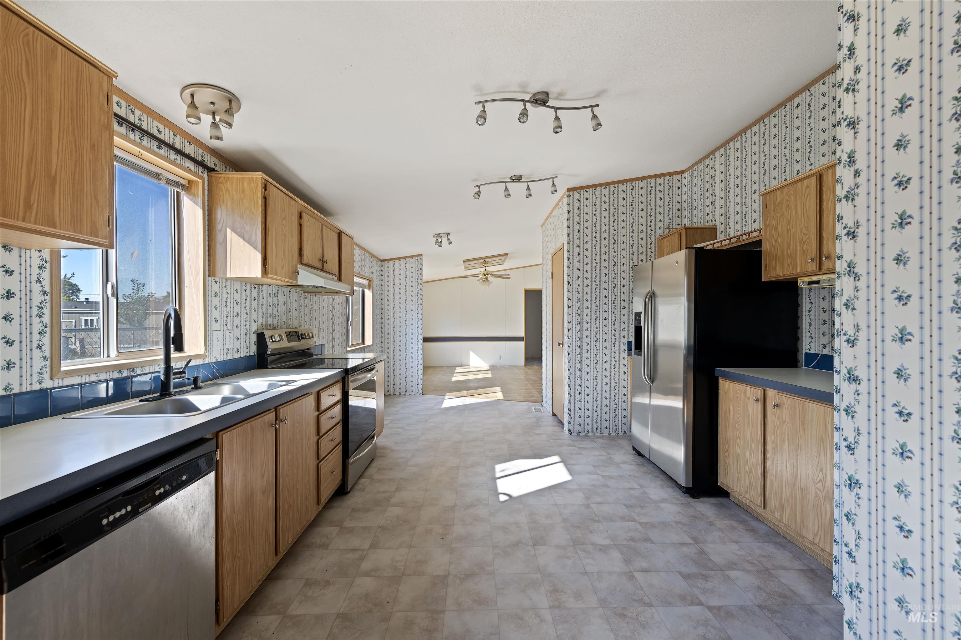 11233 Irving St Property Photo 9
