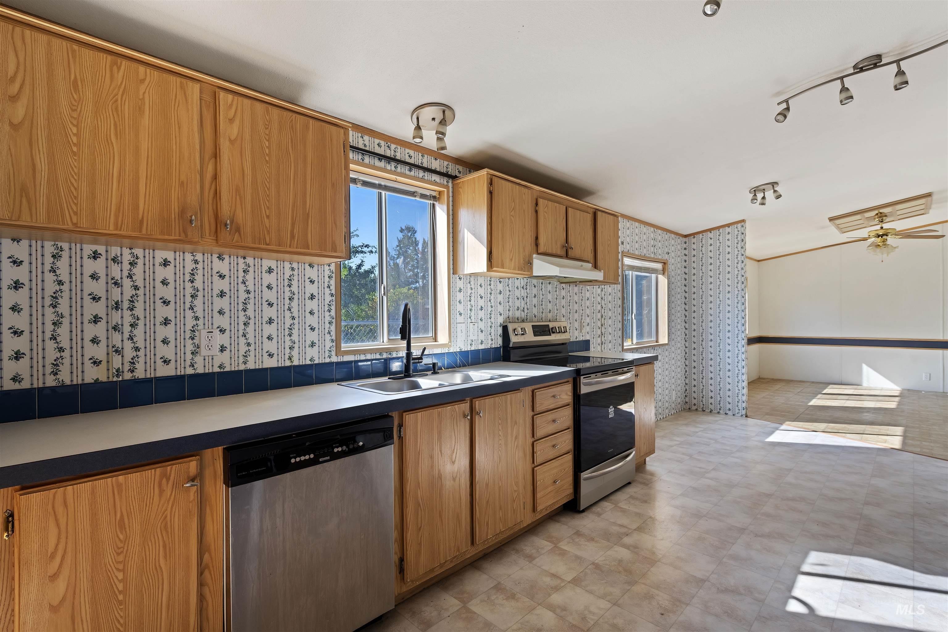 11233 Irving St Property Photo 11