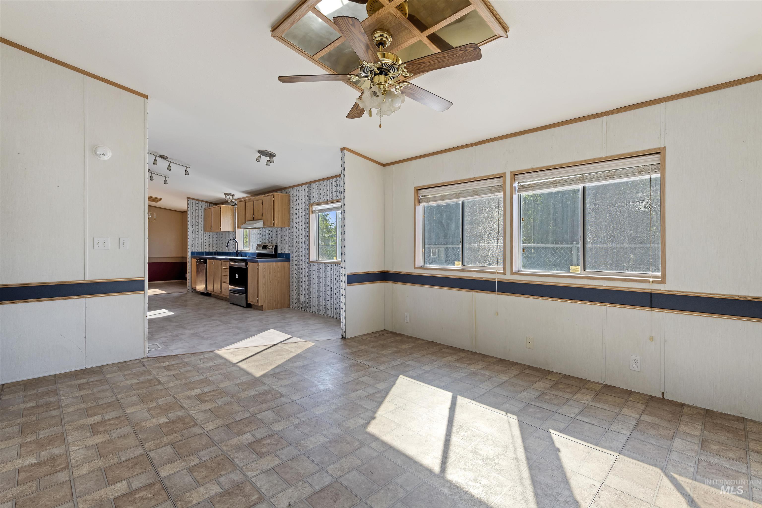 11233 Irving St Property Photo 13