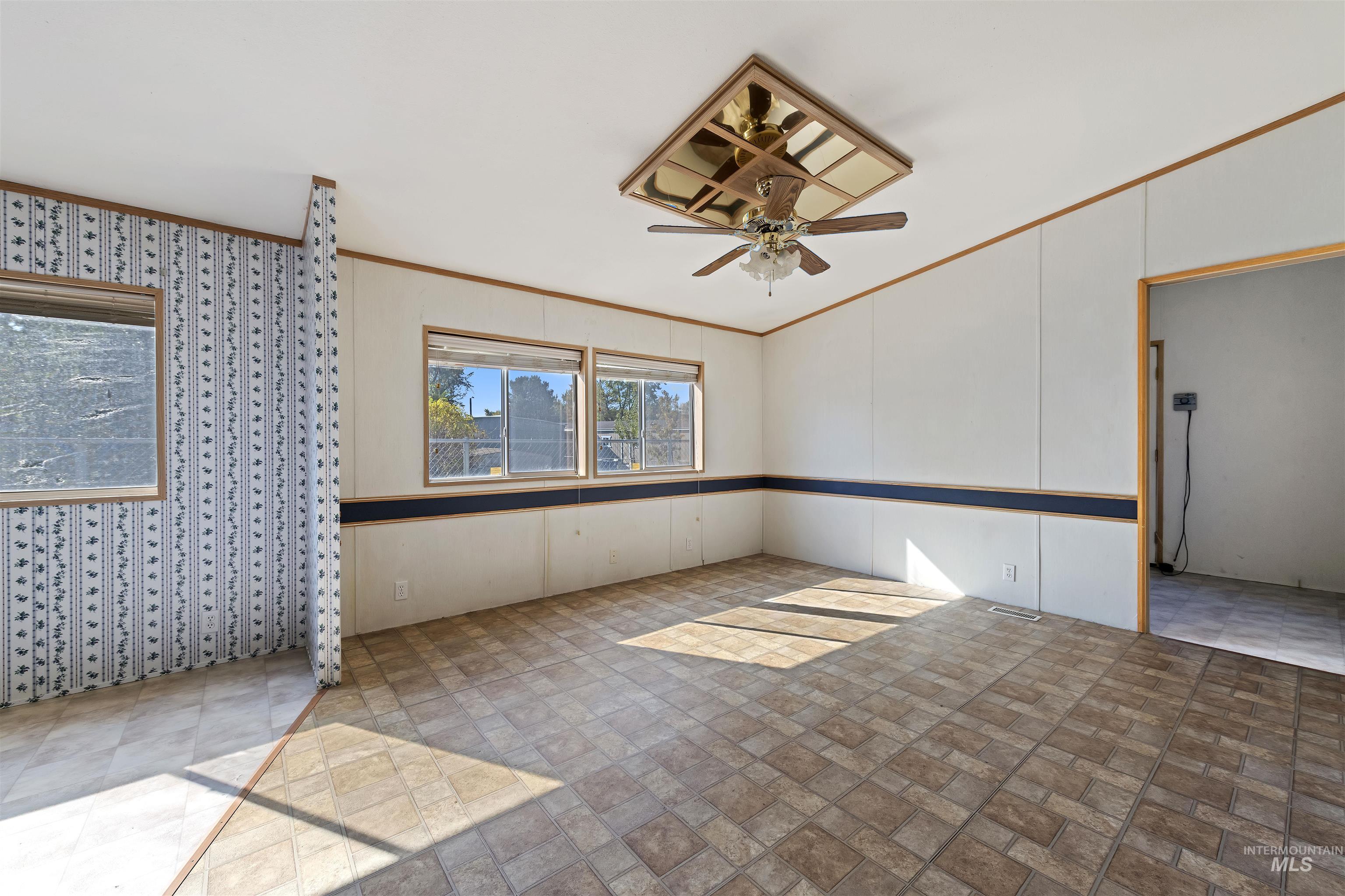 11233 Irving St Property Photo 14
