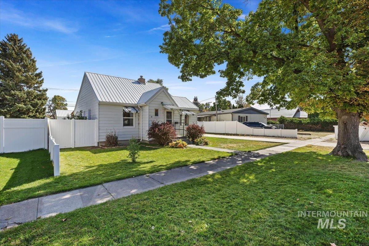 1010 E Property Photo 3