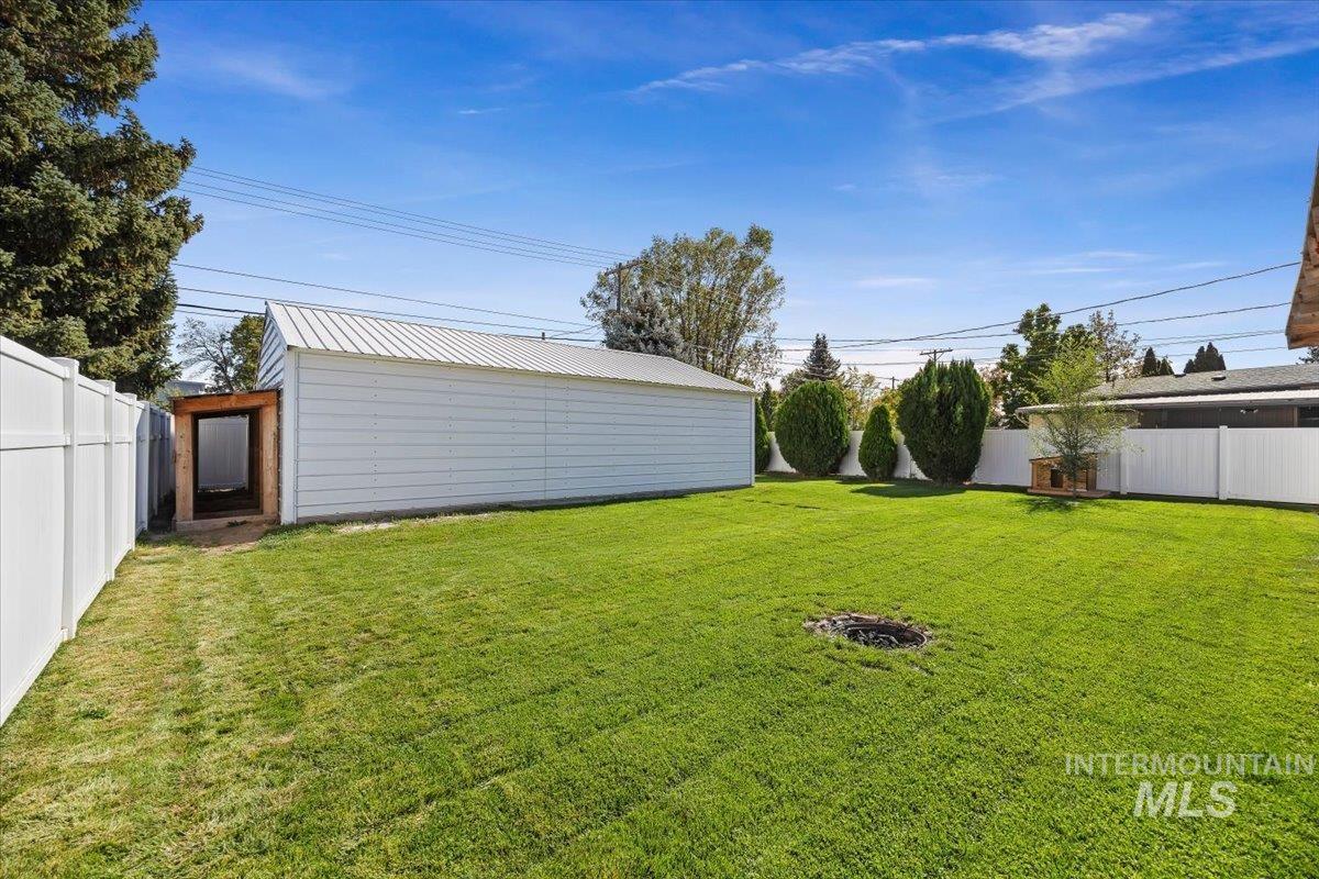 1010 E Property Photo 31