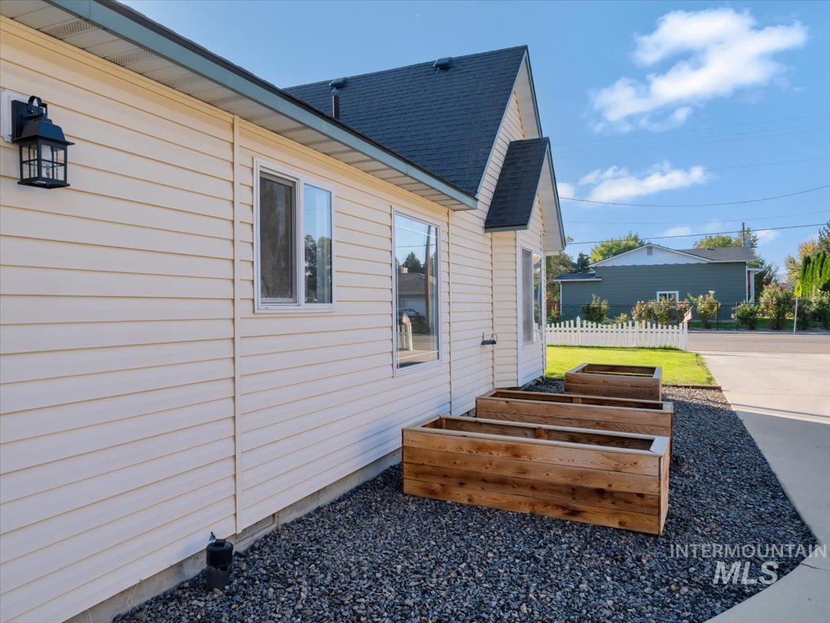 1014 E Main Property Photo 32