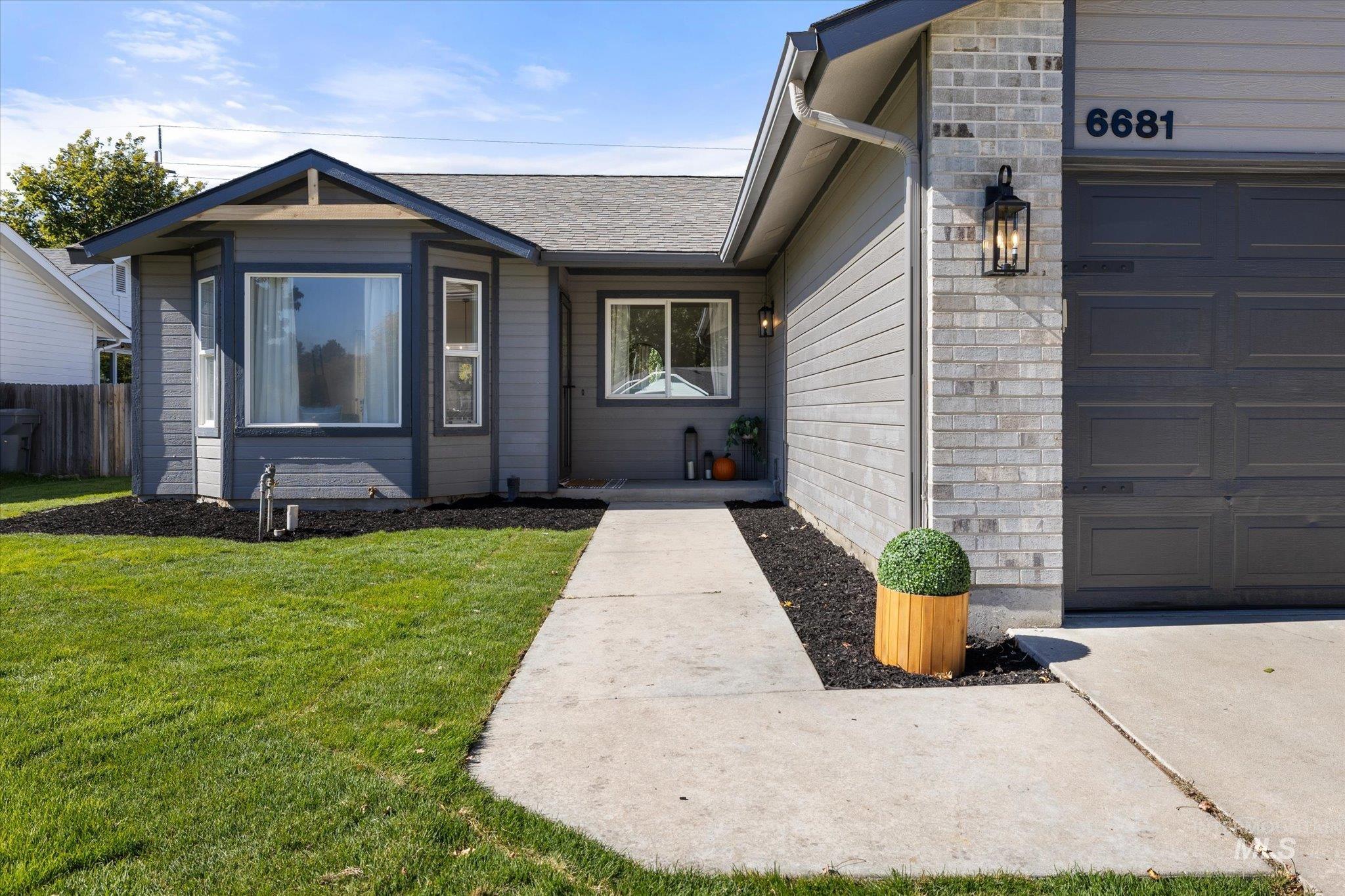 6681 N Amesbury Way Property Photo 3