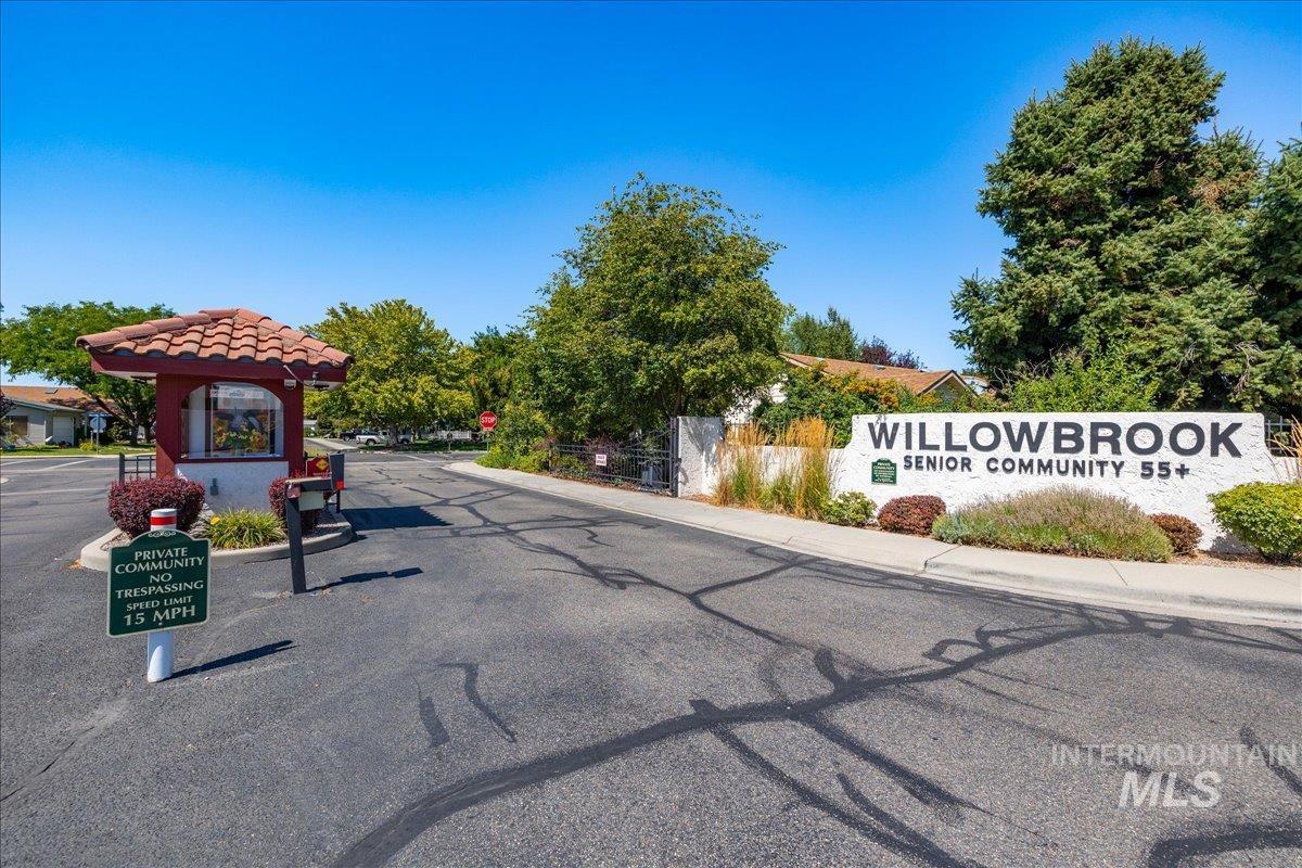 8565 N Willowdale Dr Property Photo 3