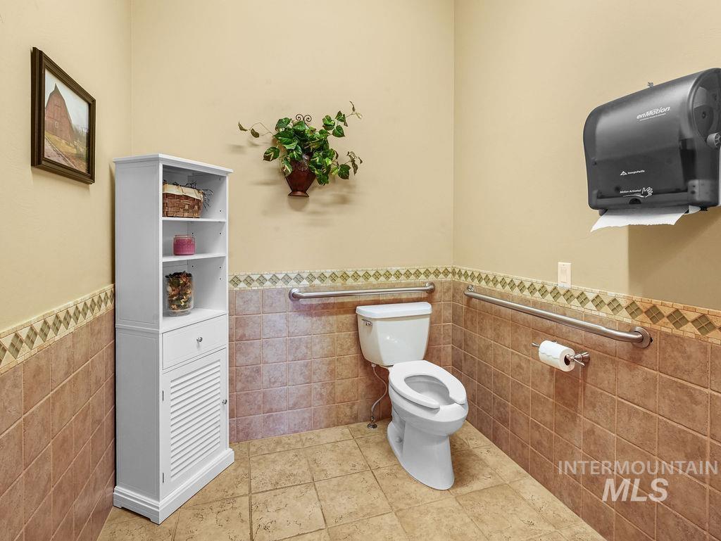 1096 Eastland Dr N Property Photo 18