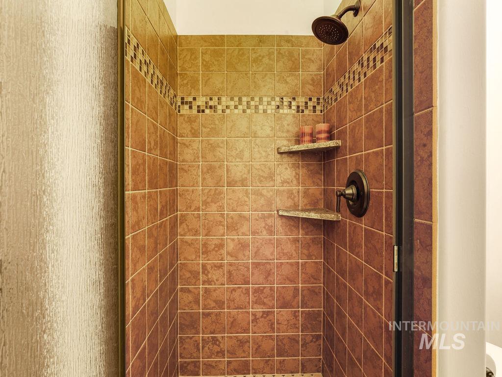 1096 Eastland Dr N Property Photo 26