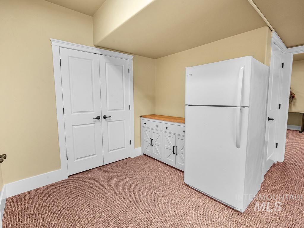 1096 Eastland Dr N Property Photo 28
