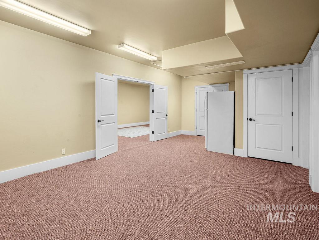 1096 Eastland Dr N Property Photo 30