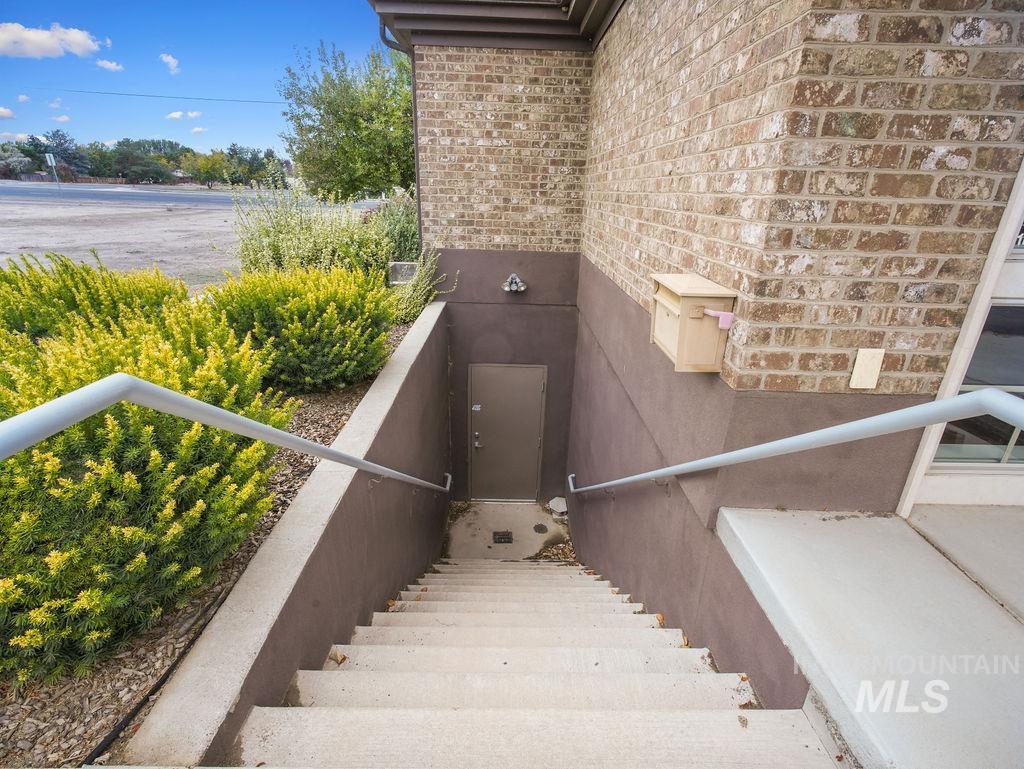 1096 Eastland Dr N Property Photo 37