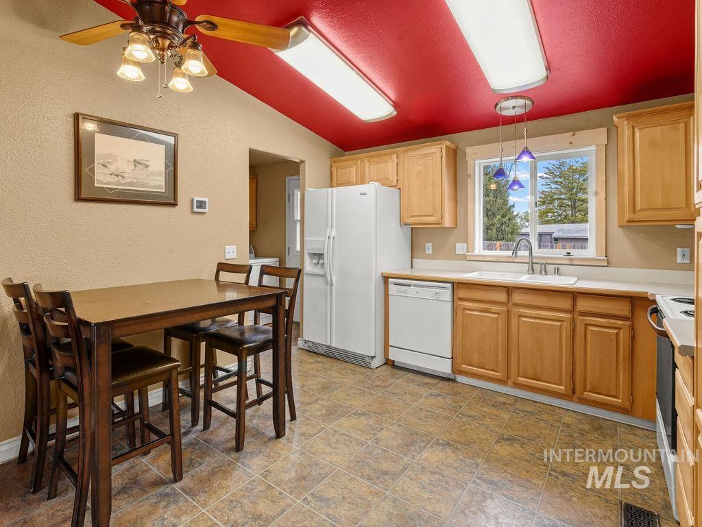 320 N Main Street Property Photo 5