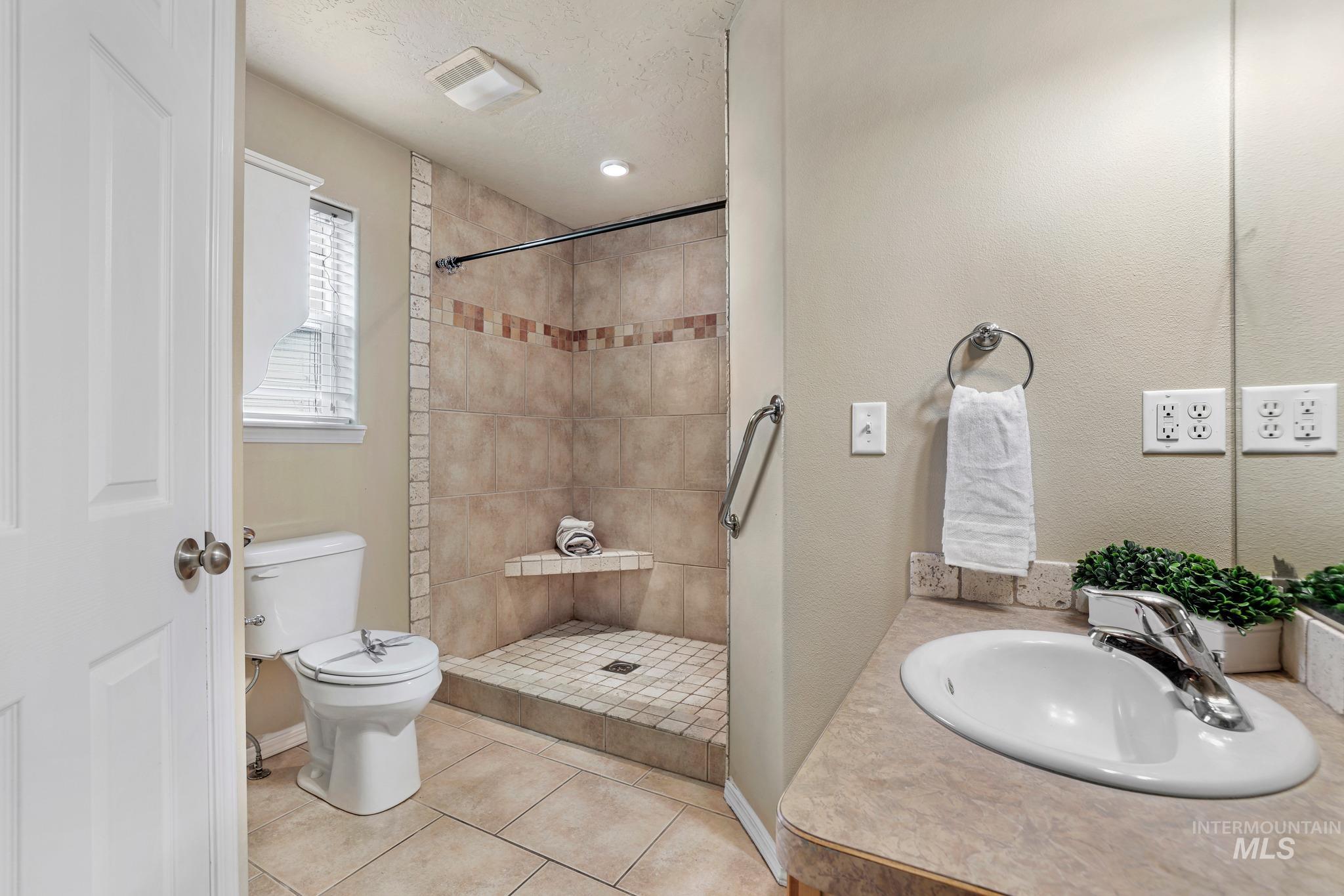 427 Clover Ave Property Photo 3