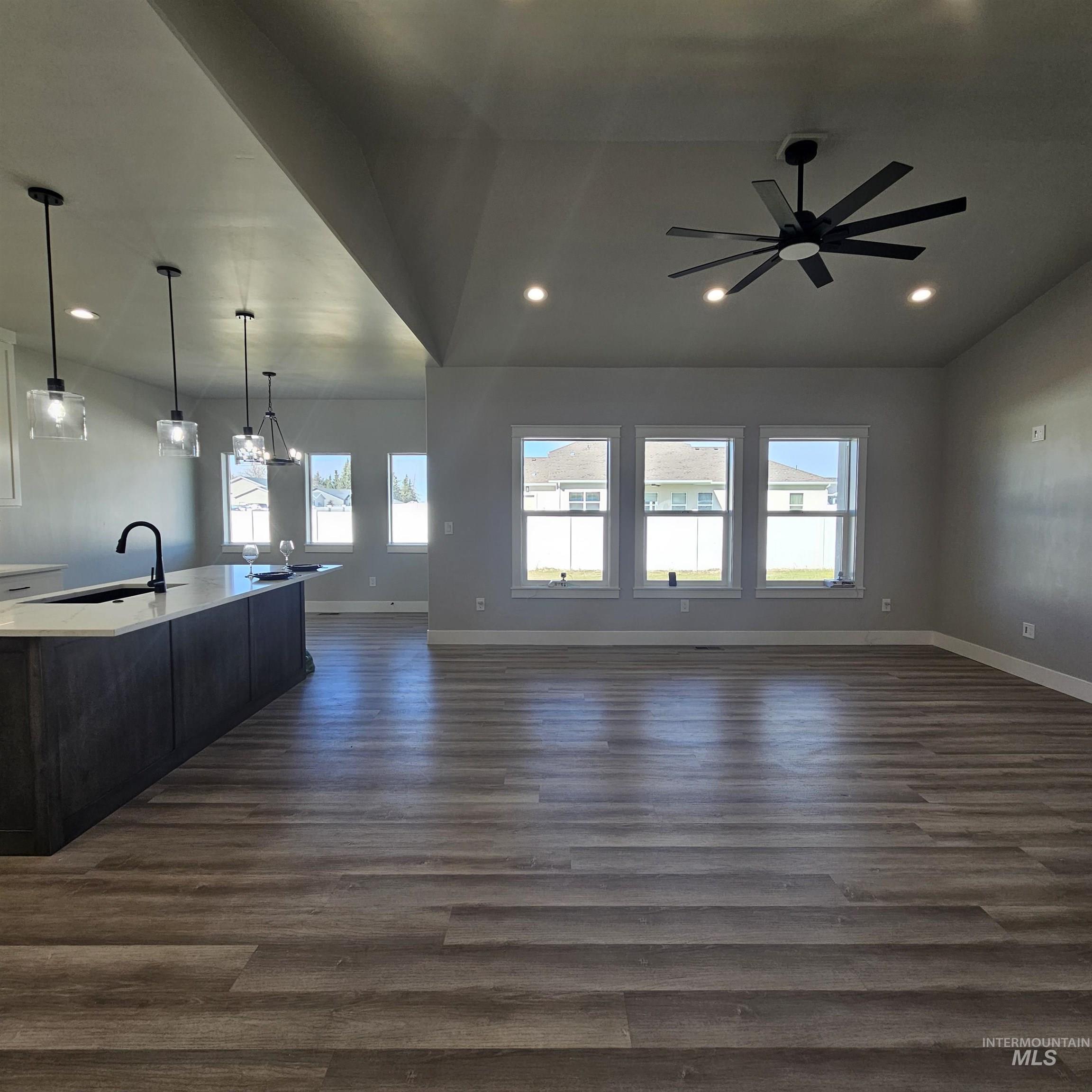 1522 W Ruby Dr Property Photo 3