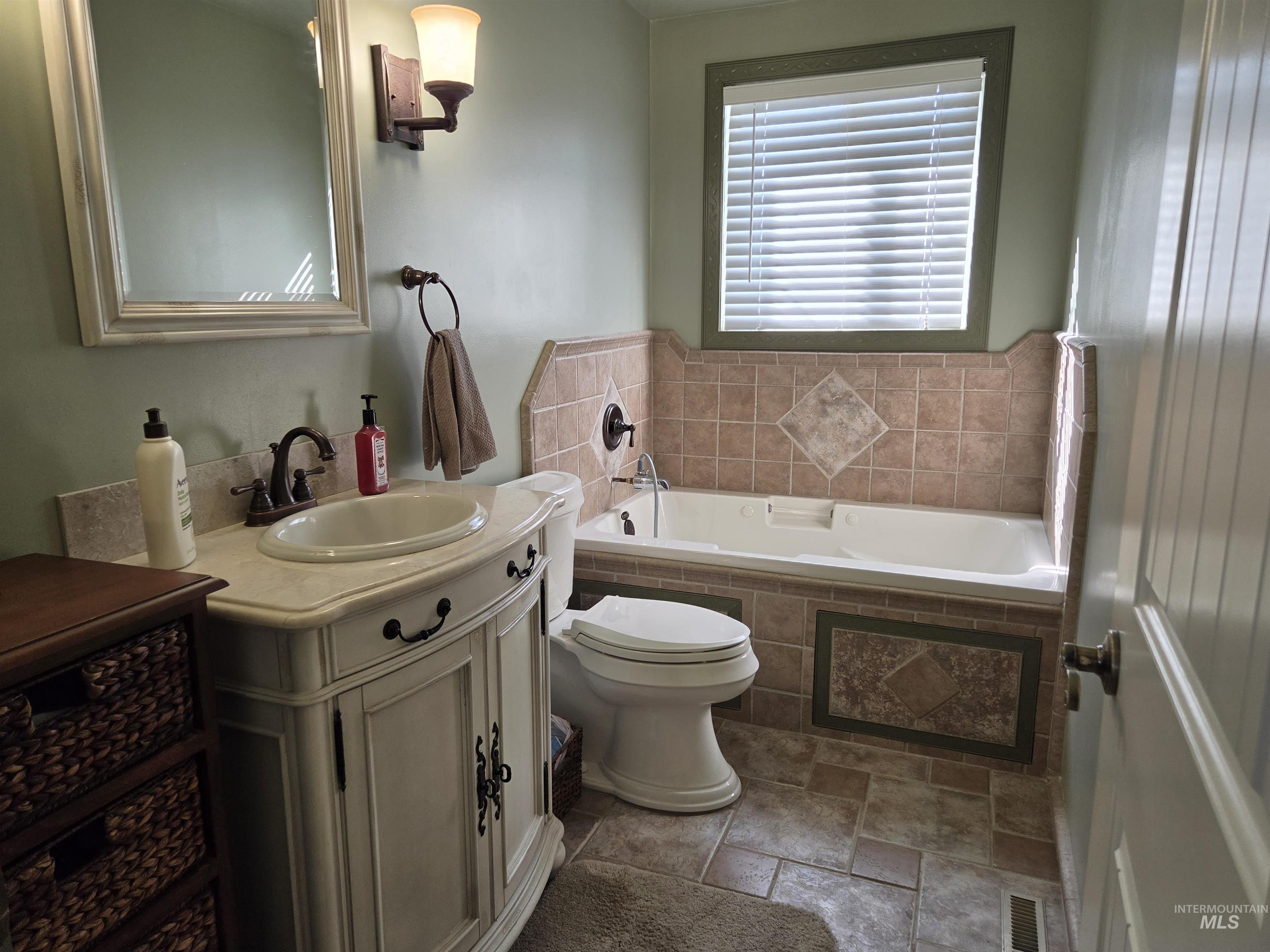2690 Fairmont Dr. Property Photo 2