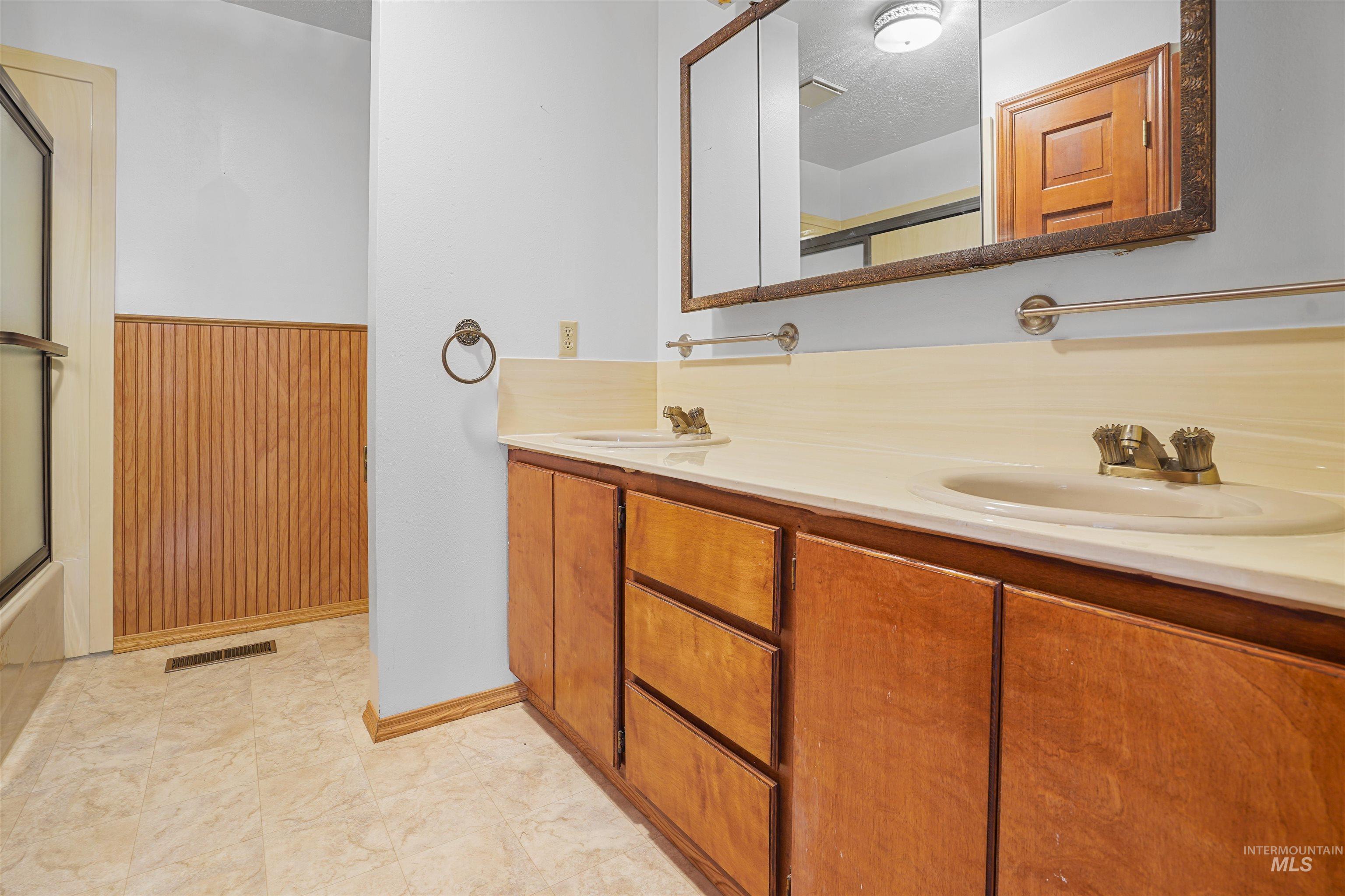 399 S 100 W Property Photo 16