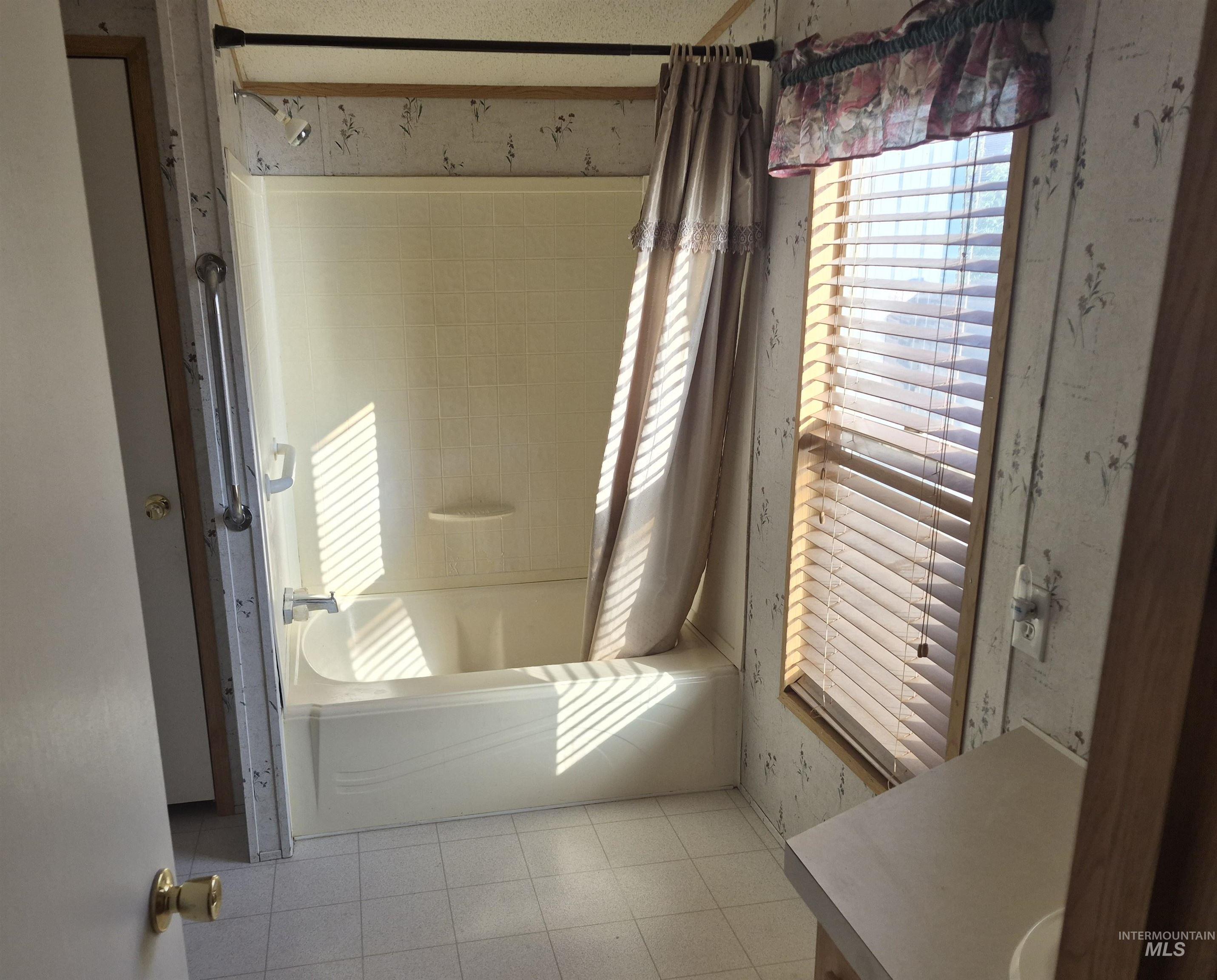 951 W Avalon St Property Photo 9