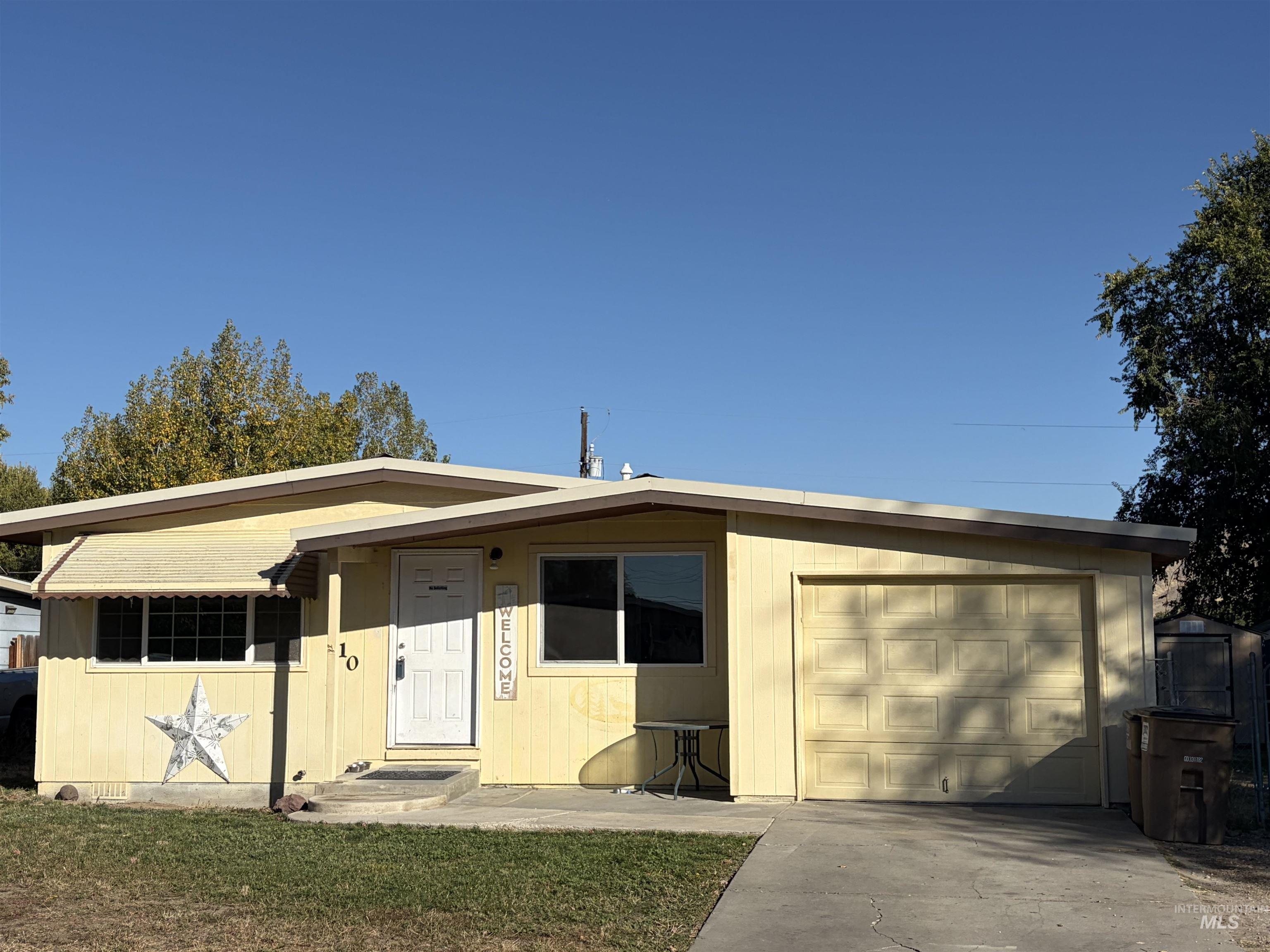 210 Erickson Ave Property Photo 1