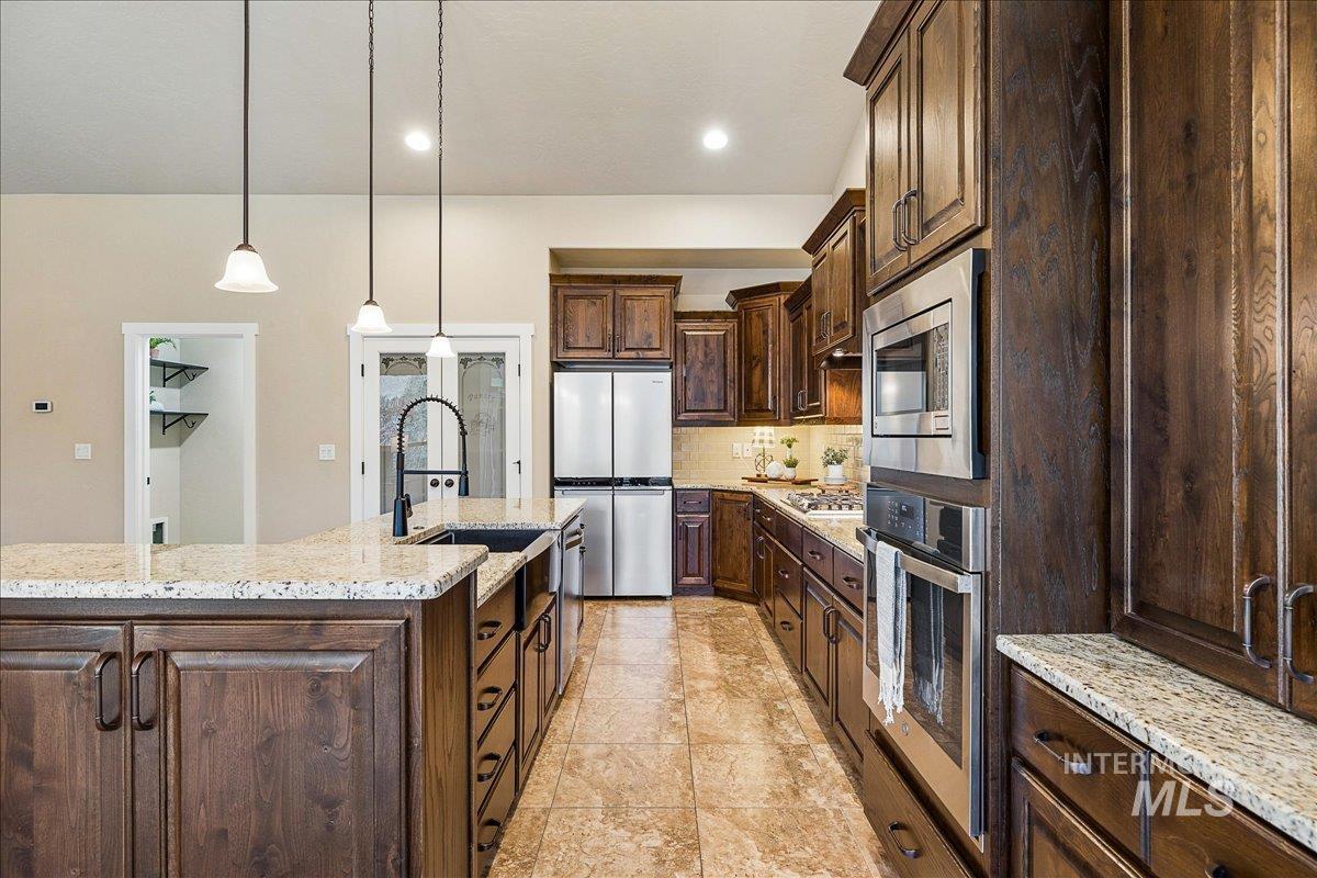 18091 N Highfield Way Property Photo 18