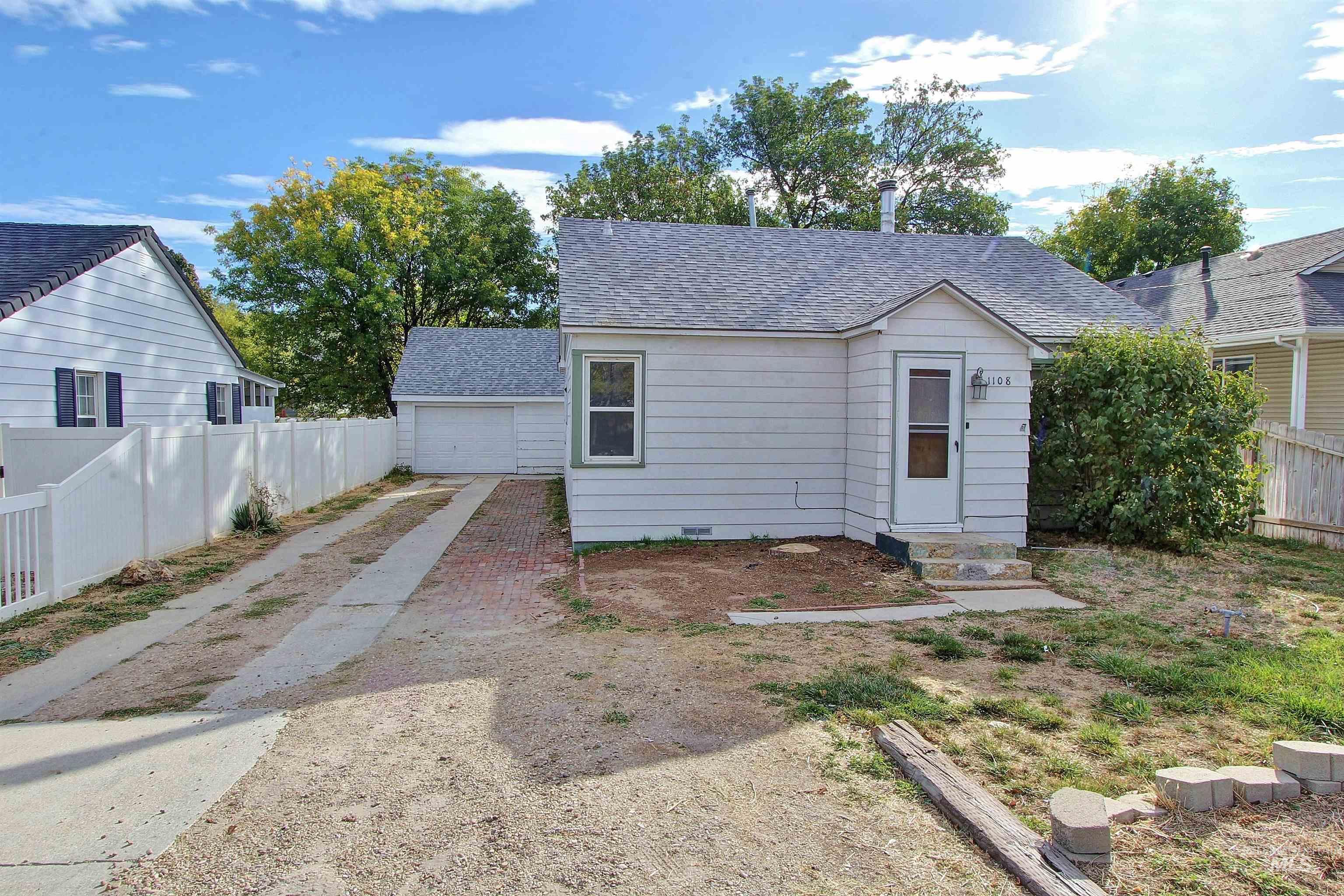 1108 S Holly St. Property Photo 1