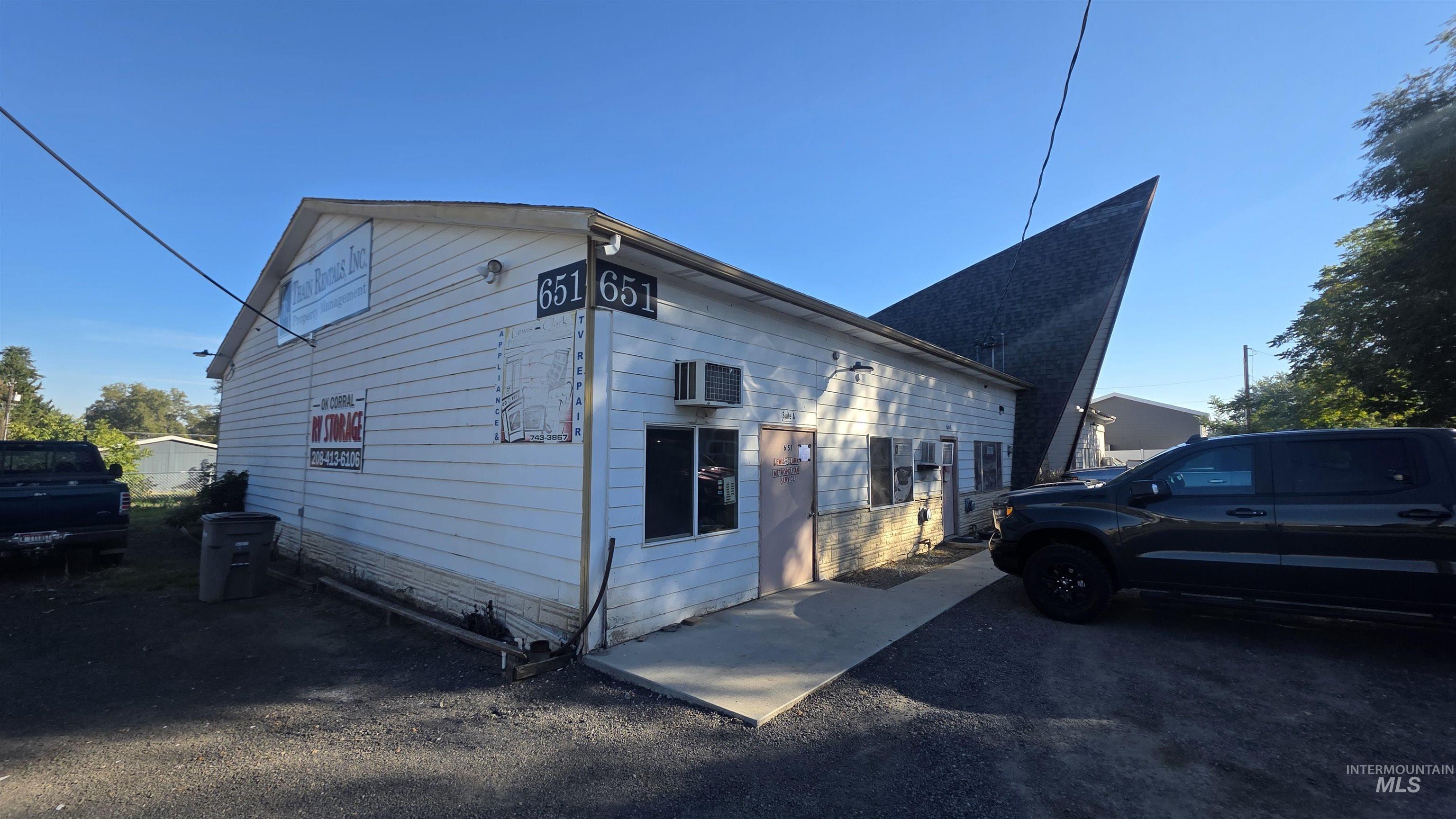 651 Thain Rd. Property Photo 1